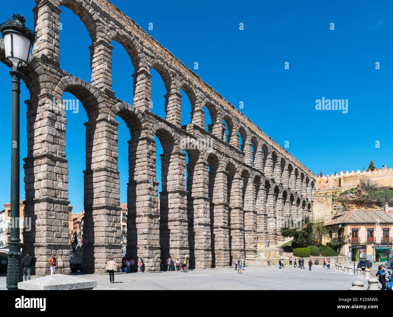 Segovia Aqueduct. Die 1 Tiziano römische Aquädukt von der Plaza Artilleria, Segovia, Spanien Stockfoto