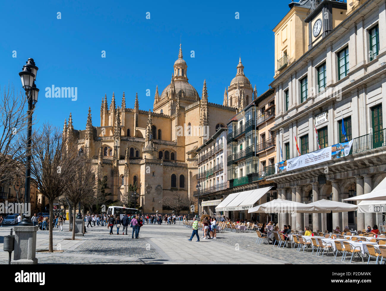 Segovia, Spanien. Plaza Mayor mit Blick auf die Kathedrale, Segovia, Castilla y Leon, Spanien Stockfoto