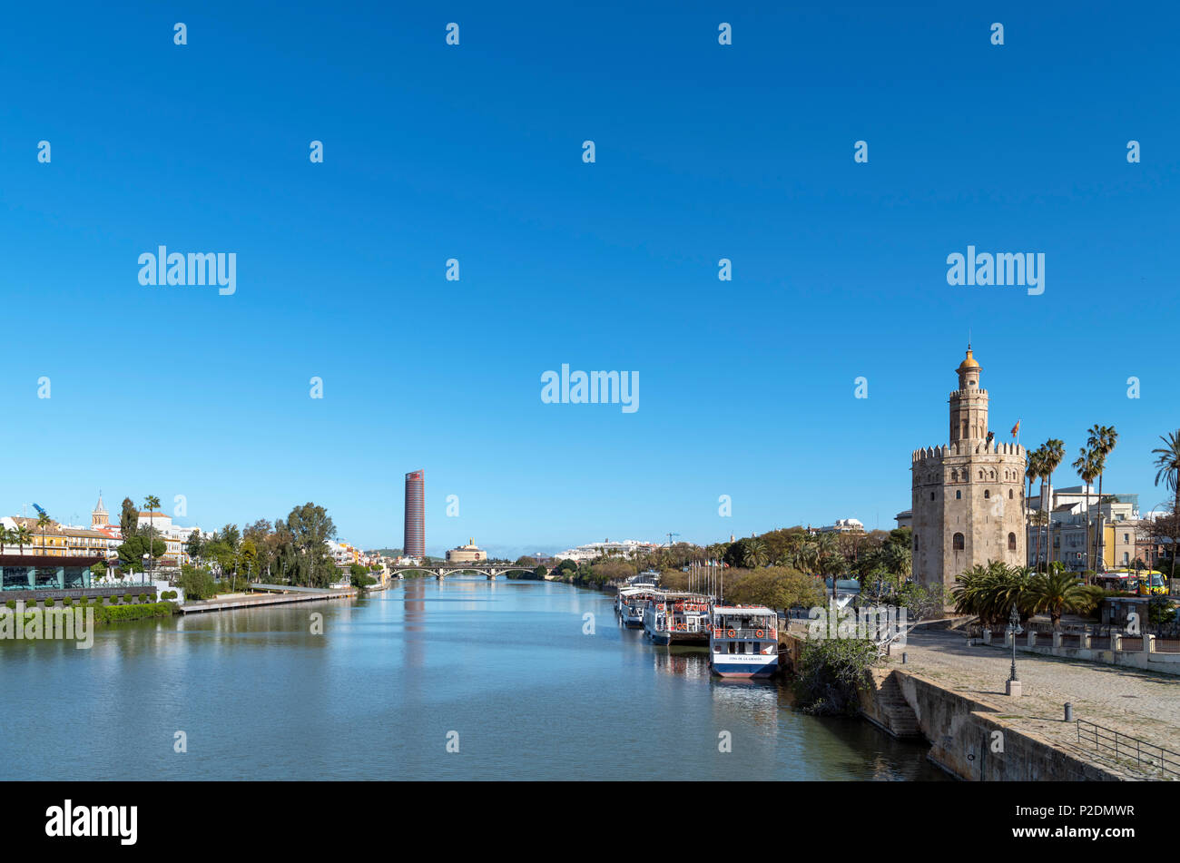 Der Fluss Guadalquivir und Torre del Oro aus dem Puente San Telmo, Sevilla (Sevilla), Andalusien, Spanien Stockfoto