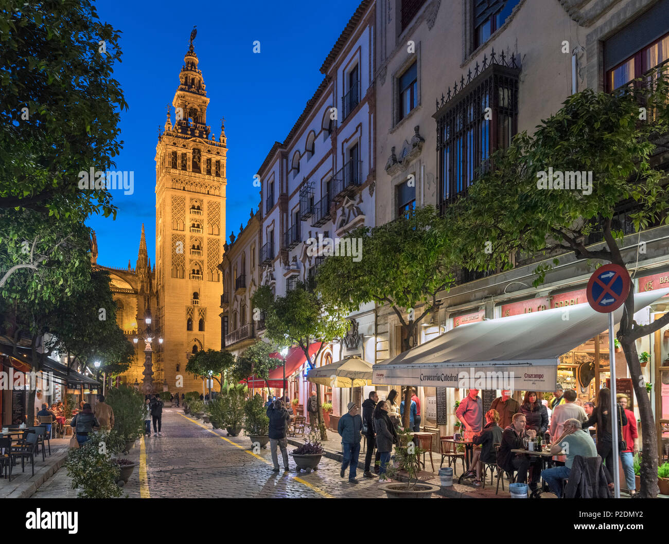 Sevilla, Spanien. Cafés in der Calle Mateos Gago in der Nacht in Richtung der Giralda und der Kathedrale, Barrio Santa Cruz, Sevilla, Andalusien, Spanien Stockfoto