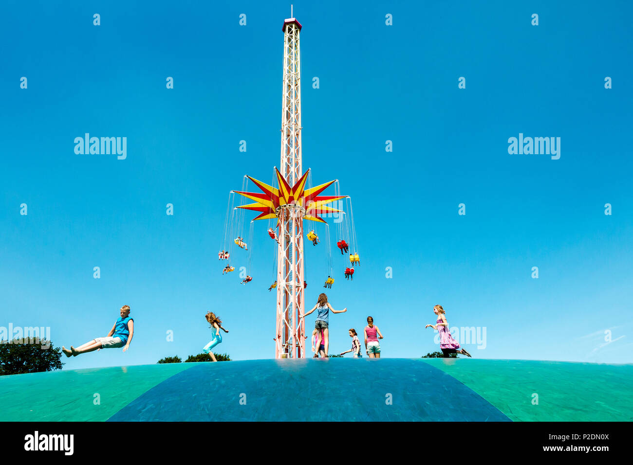 Theme Park mit Schaukel Karussell und Trampolin, Hansapark, Sierksdorf, Ostsee, Schleswig-Holstein, Deutschland Stockfoto