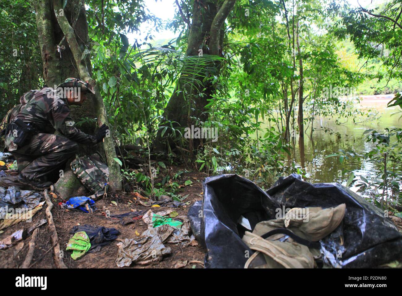 Frankreich, Französisch Guyana (überseedepartement), Maripasoula, nur die Gendarmen sind berechtigt, das Material und die Auswirkungen der Garimpeiros Suchen und Zerstören, hier einen Cache mit trockener Kleidung Stockfoto