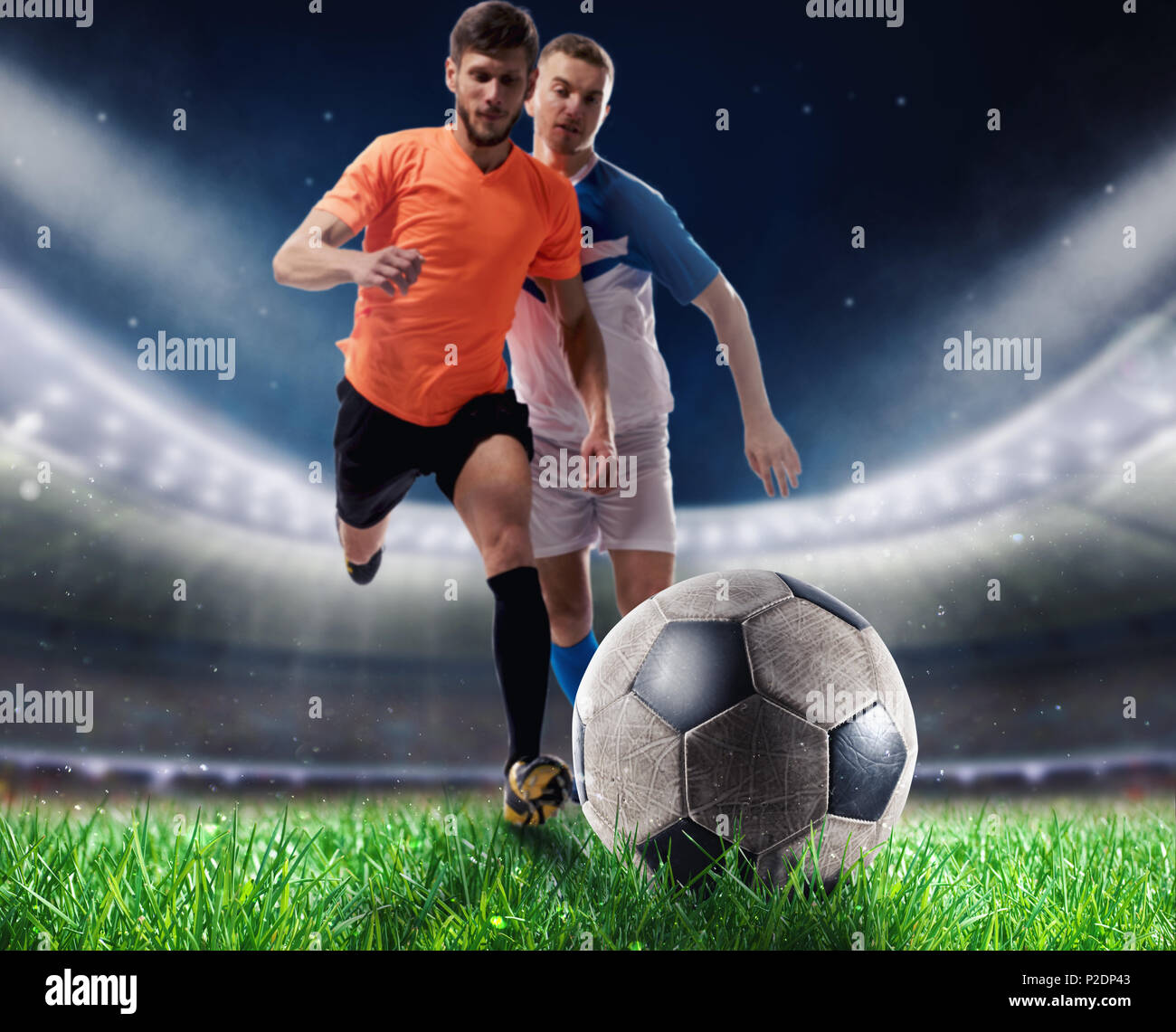 Fußball-Spieler spielen mit soccerbal im Stadion Stockfoto