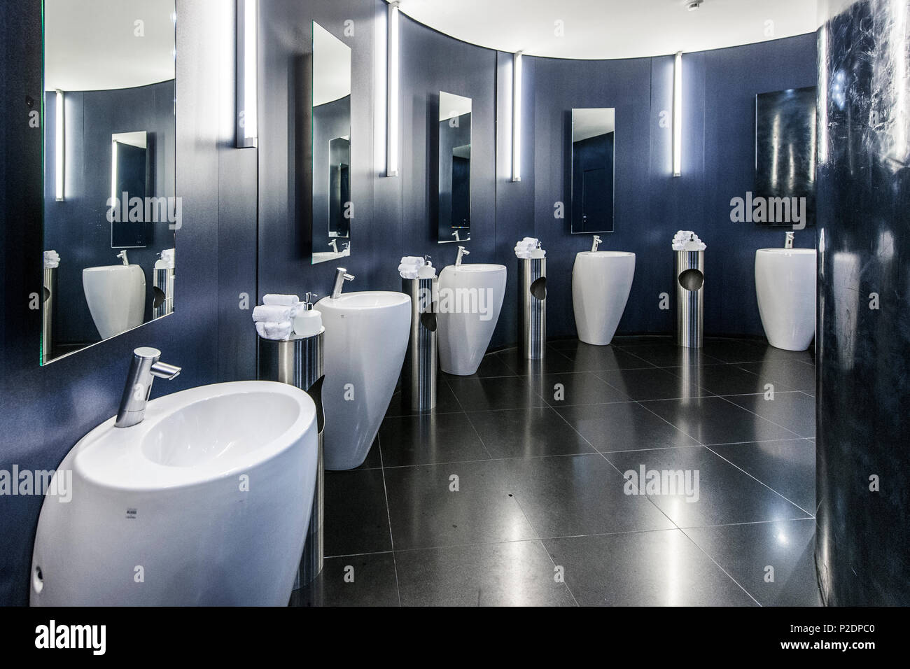 Moderne Toiletten in der RedBull Hangar 7 in Salzburg, Salzburg,  Österreich, Europa Stockfotografie - Alamy