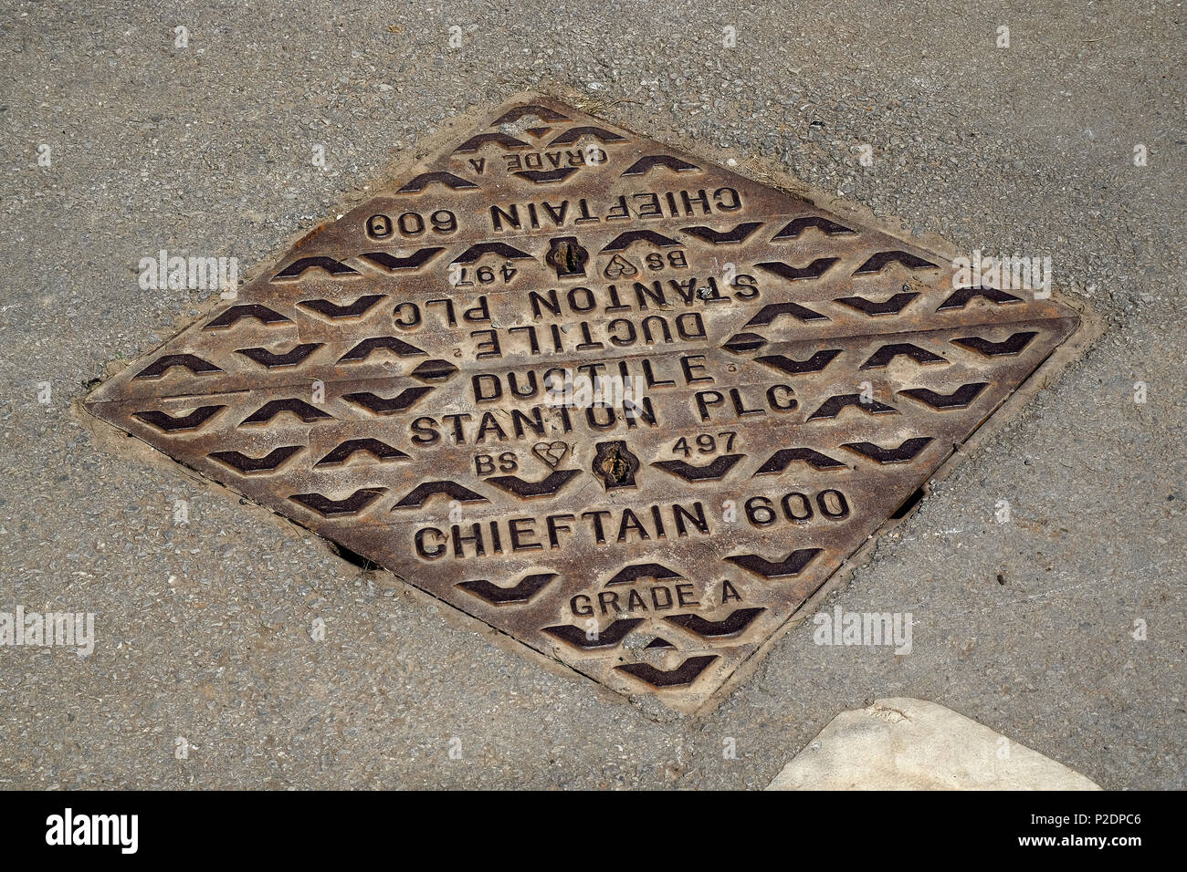 Gusseisen Kanaldeckel für einfachen Zugang. Stockfoto