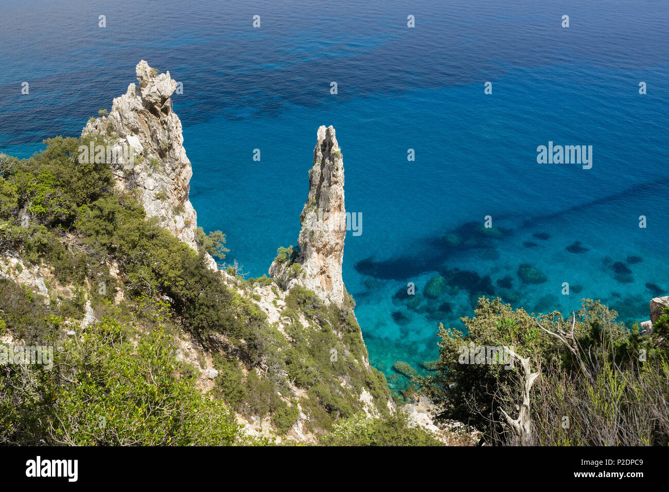 Rock Nadeln auf der bergigen Küste über dem Meer, Golfo di Orosei, Selvaggio Blu, Sardinien, Italien, Europa Stockfoto