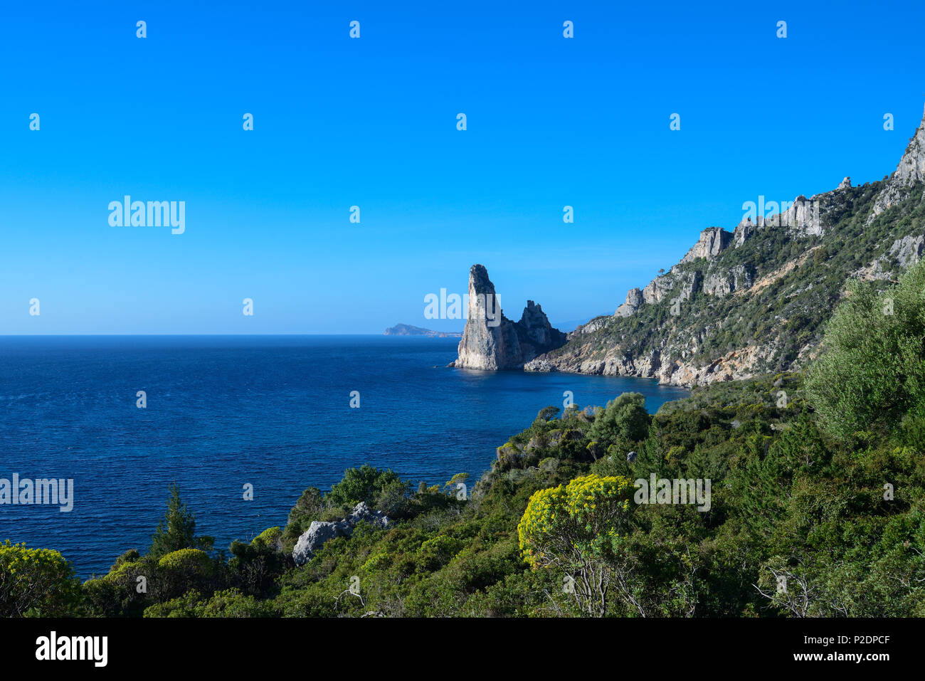 Rock-Nadel in der Nähe von Pedra Longa, Santa Maria Navarrese im Hintergrund, Selvaggio Blu, Sardinien, Italien, Europa Stockfoto