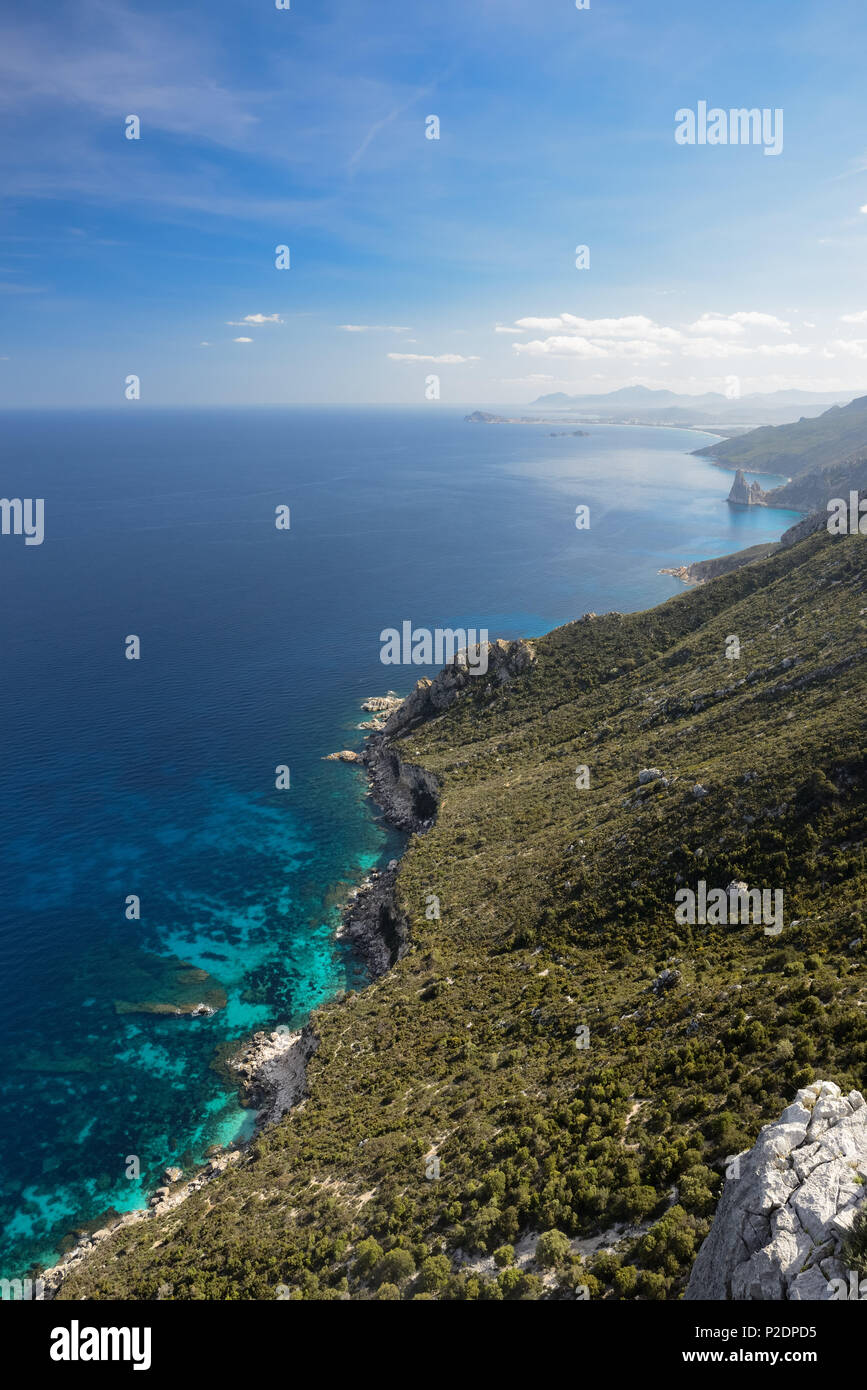 Küste mit Felsen - Nadel in der Nähe von Pedra Longa, Santa Maria Navarrese im Hintergrund, Selvaggio Blu, Sardinien, Italien, Europa Stockfoto