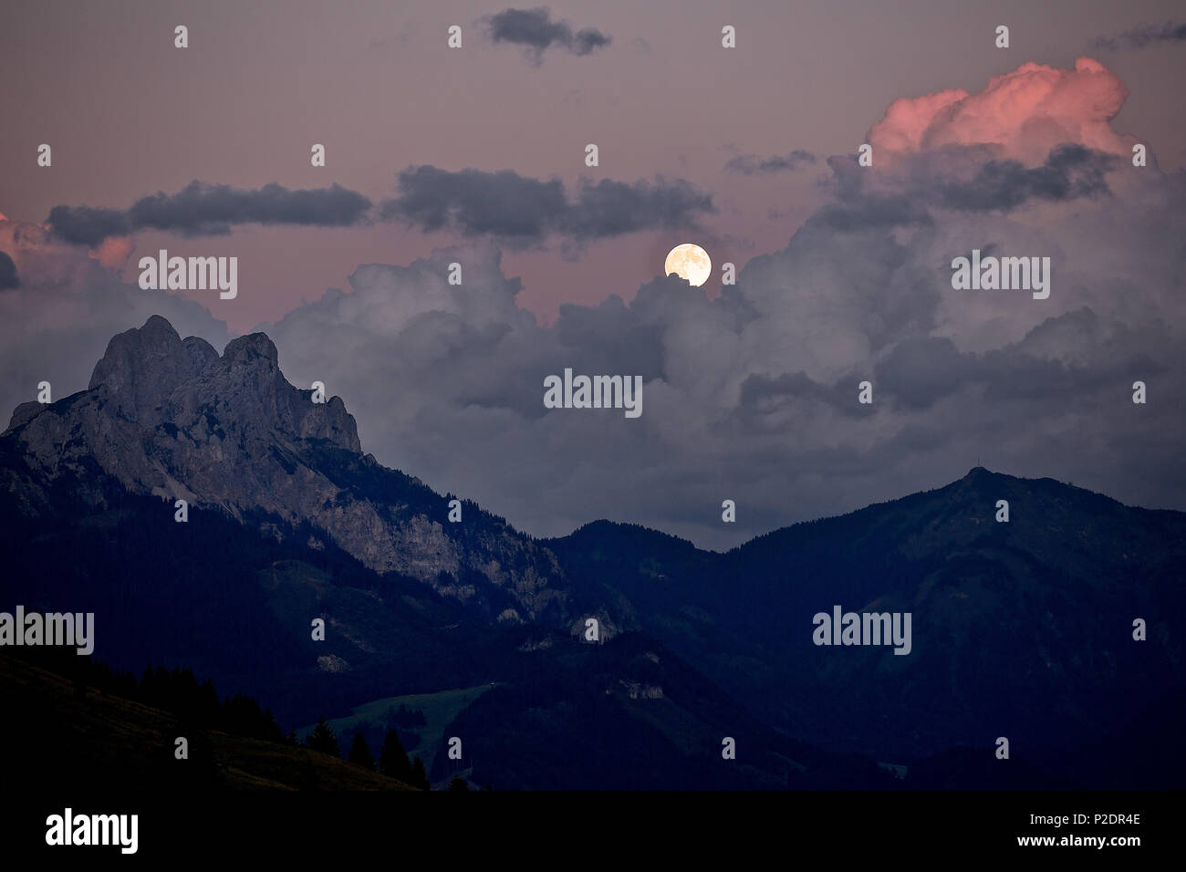 Vollmond zwischen Wolken am Abendhimmel in den Bergen, Rote Flueh, Gimpel, Hochwiesler, Tannheimer Tal, Tirol, Österreich Stockfoto