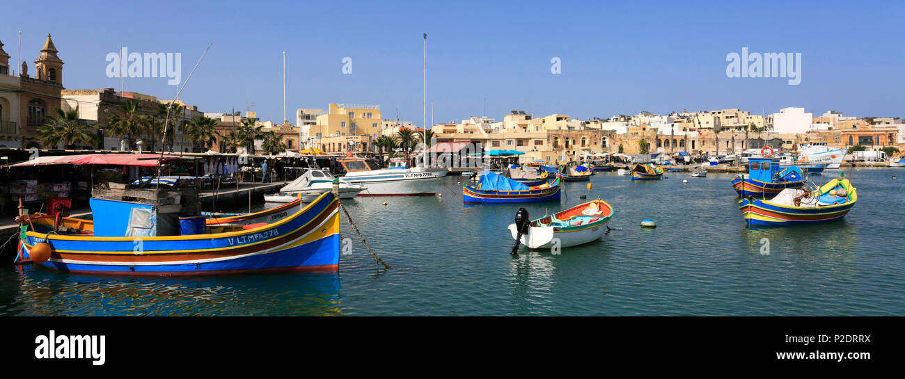 Bunte Luzzu Boote im Hafen von Marsaxlokk, Süd-Ost-Küste von Malta. Stockfoto