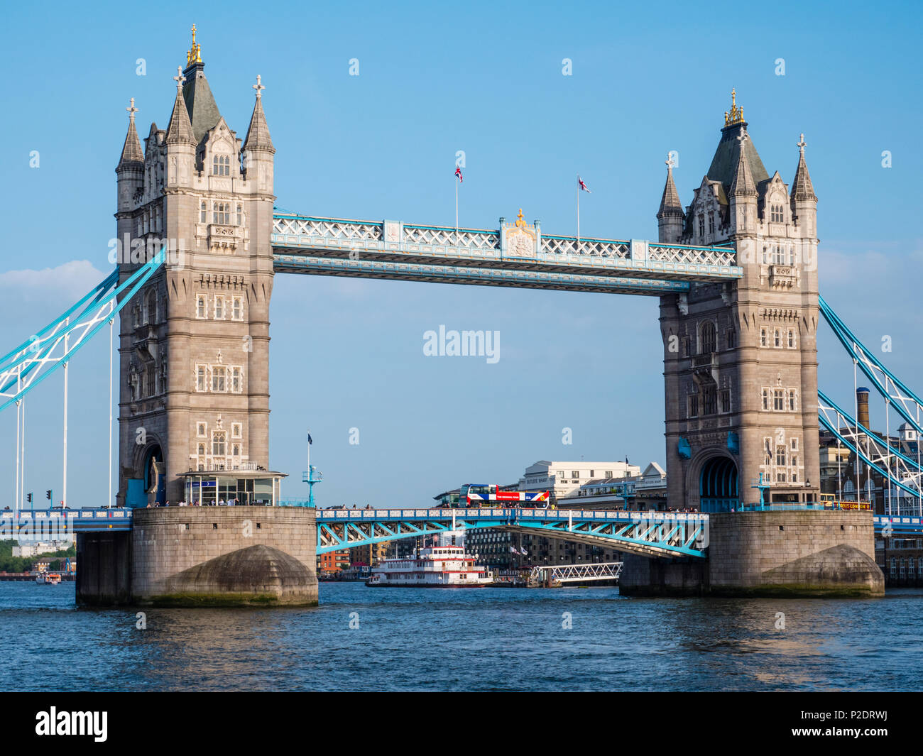 London Bridge mit Red London Tour Bus, Themse, Abendlicht, London, England, UK, GB. Stockfoto