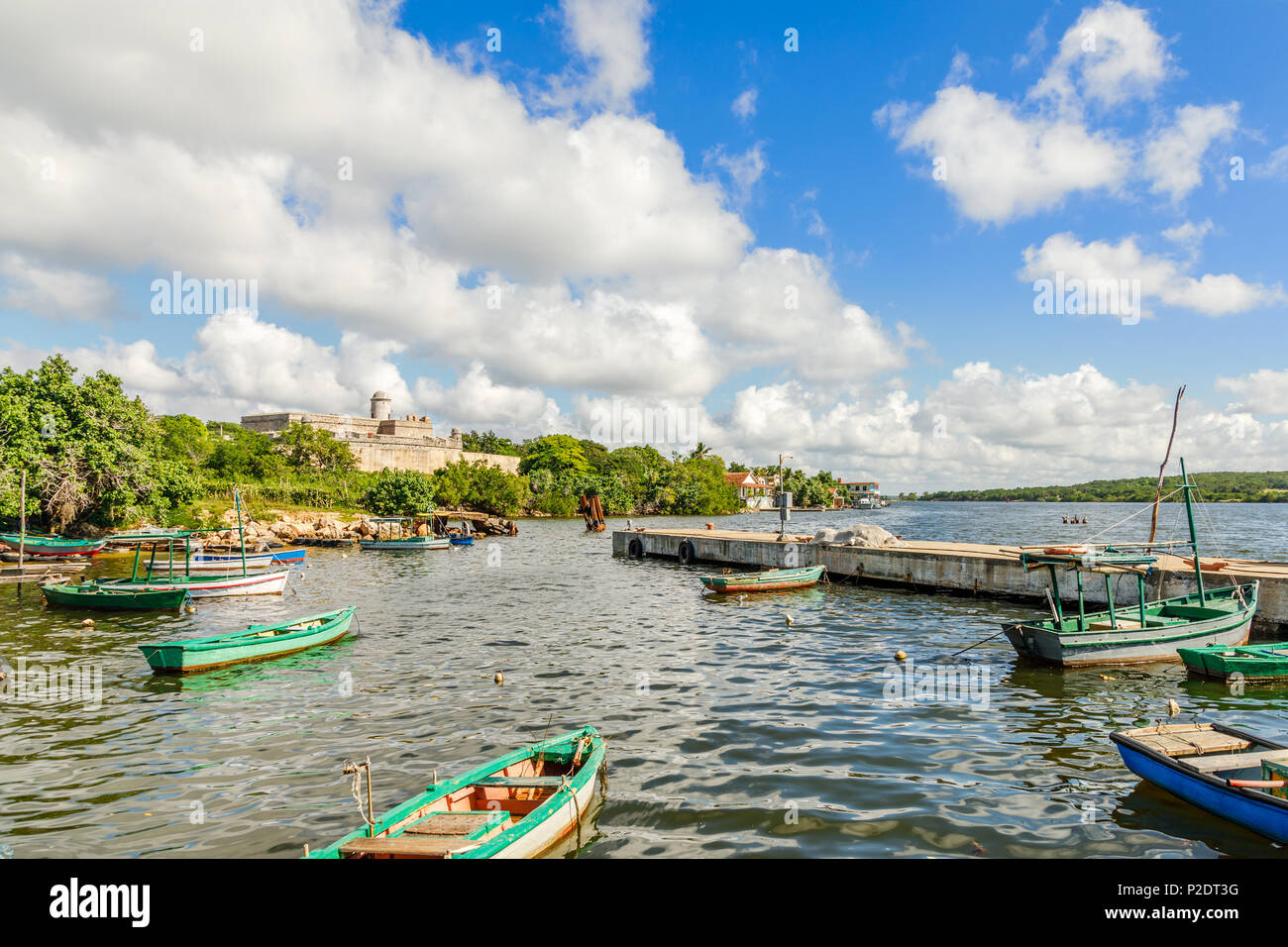 Jagua schloss befestigten Mauern mit Bäumen und Fischerboote im Vordergrund, in der Provinz Cienfuegos, Kuba Stockfoto