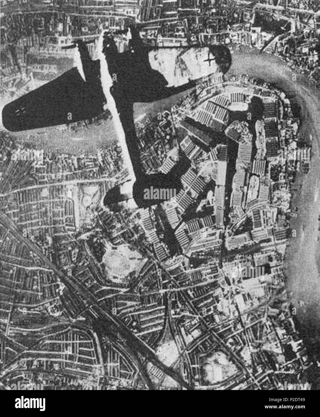 . Die deutsche Propaganda Fotomontage von Heinkel He 111 Bomber über en: Surrey Docks, en: London, ca. En: 1940. 1940. Original uploader wurde ChrisO ChrisO (aka) an en. 61 Surreydocks 1941 Stockfoto