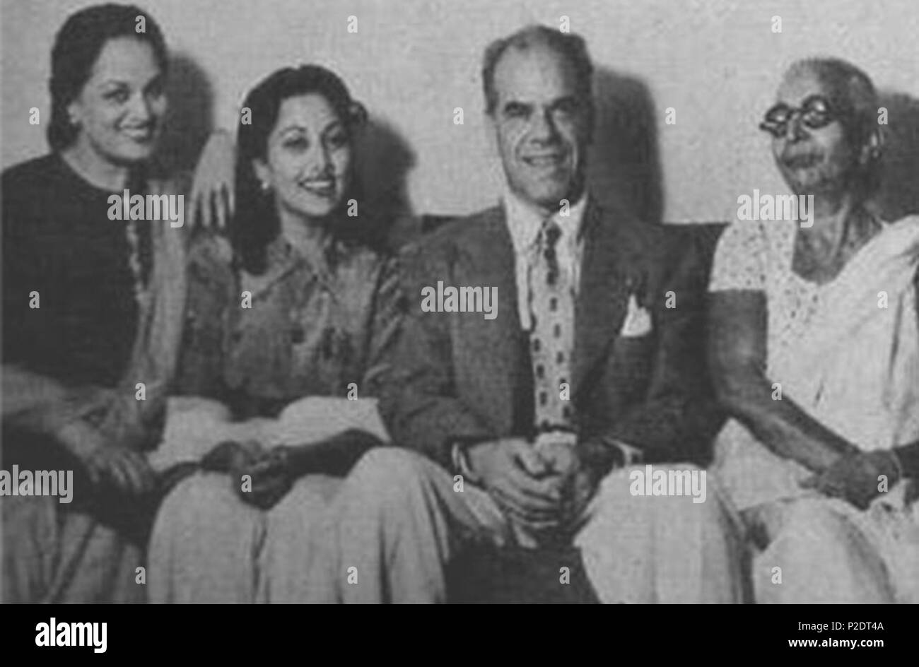 . Englisch: Suraiya mit Mutter und Großmutter und Frank Capra. Über 60 Jahre alt 1950. Unbekannt 61 Suraiya mit Familie und Frank Capra Stockfoto