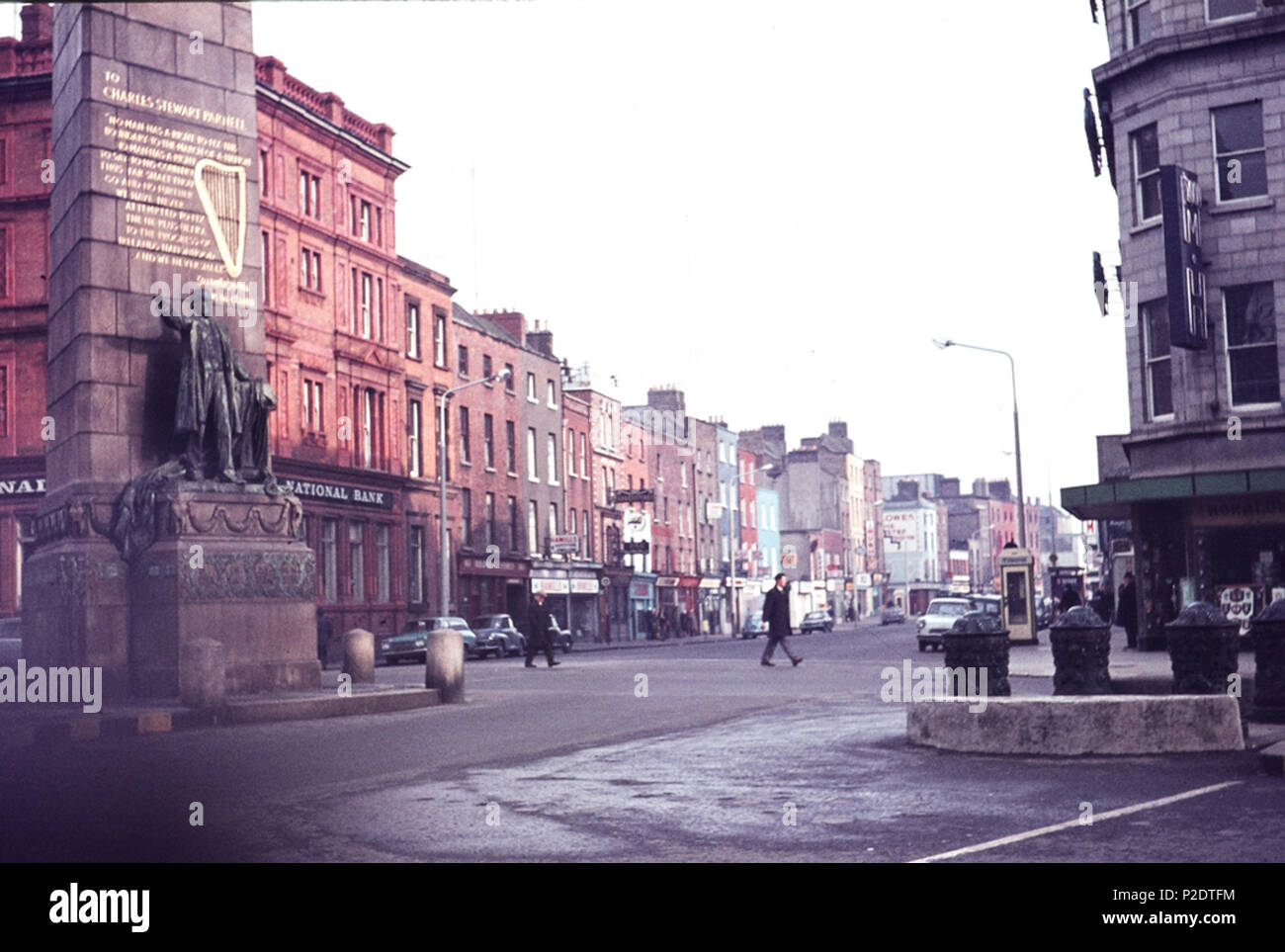 . Guten Schuß des Parnell Denkmal an der Kreuzung der Upper O'Connell Street, Parnell Street und Cavendish Row, Dublin. Die reich verzierten Poller sind nicht mehr zu sehen. Weiß jemand, was sie waren? Und beachten Sie die schönen alten Creme-farbige Telefonzelle. Der Text auf dem Denkmal ist eine leidenschaftliche Rede zur Unterstützung der Home Rule für Irland, dass Charles Stewart Parnell in Cork am 21. Januar 1885 gab: '... Kein Mensch hat das Recht, die Begrenzung einer Nation zu beheben. Kein Mensch hat das Recht auf sein Land zu sagen, "So sollst du gehen und nicht weiter', und wir haben nie versucht, die 'ne plus ul zu beheben Stockfoto