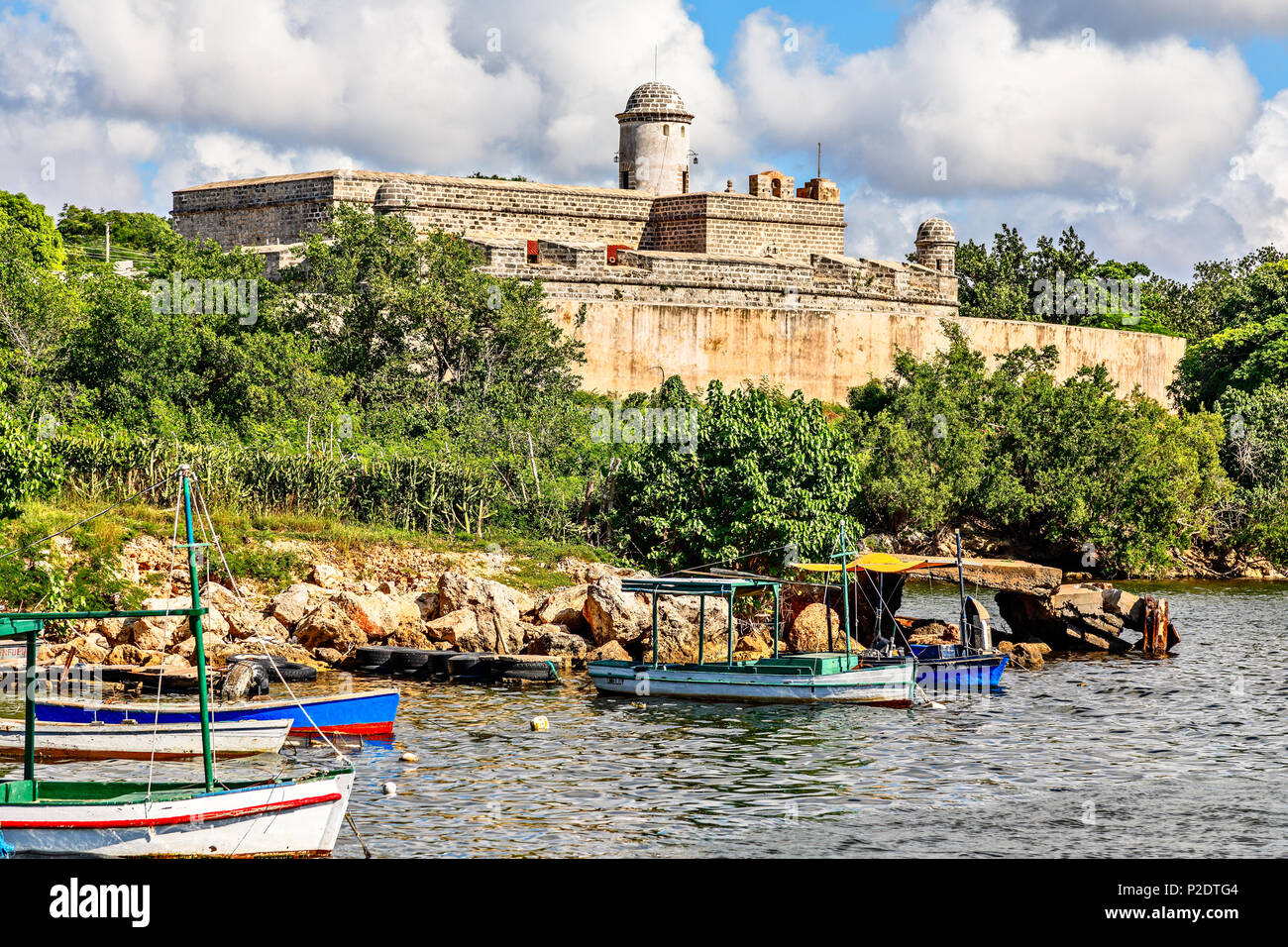 Jagua schloss befestigten Mauern mit Bäumen und Fischerboote im Vordergrund, in der Provinz Cienfuegos, Kuba Stockfoto