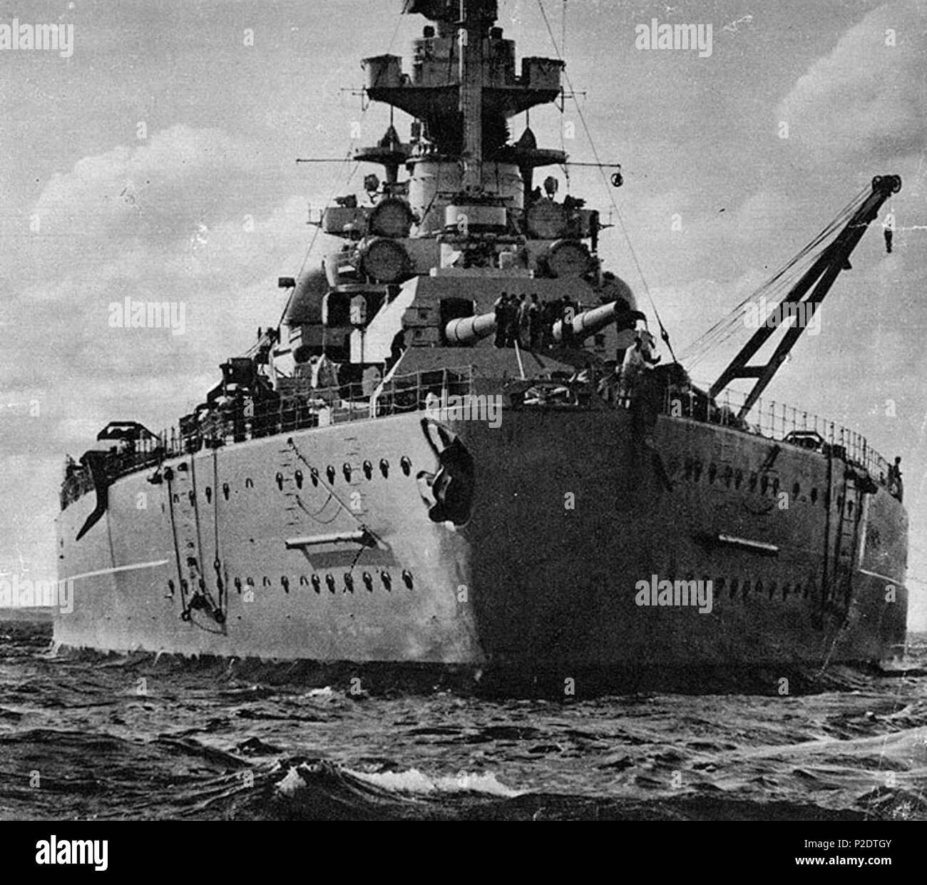 . Schlachtschiff Tirpitz fotografiert von Achteraus. Hinweis - eine Verwechslung mit der USN Personal, ist es wirklich die Tirpitz. Kran- und mehrere andere Elemente nicht Bismarcks Setup übereinstimmen. 1941. unverified, Foto Nr. NH 59672 63 Tirpitz achteraus Stockfoto