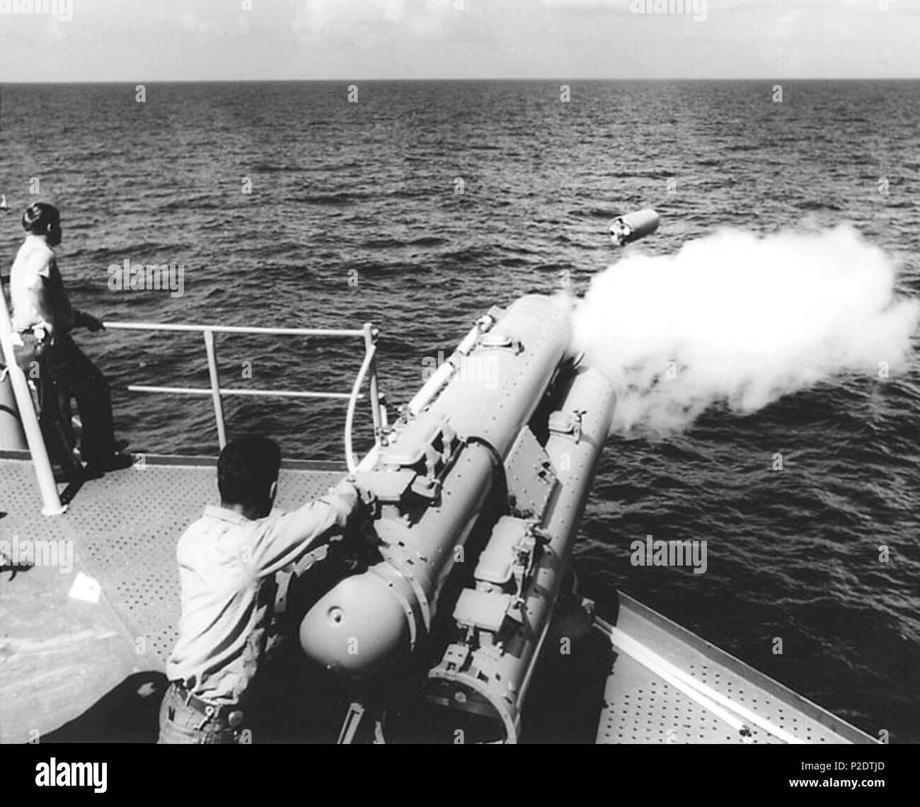 . U.S. Navy Crew Mitglieder Feuer eine Markierung 37 Anti-U-Boot von einer Mark 32 Triple Rohrmontage an Bord des Zerstörers USS Newman K. Perry (DD-883), 22. Juni 1967 Torpedo Torpedo. 22. Juni 1967. USN 63 Torpedo Launch von USS Newman K. Perry (DD-883) im Jahr 1967 Stockfoto