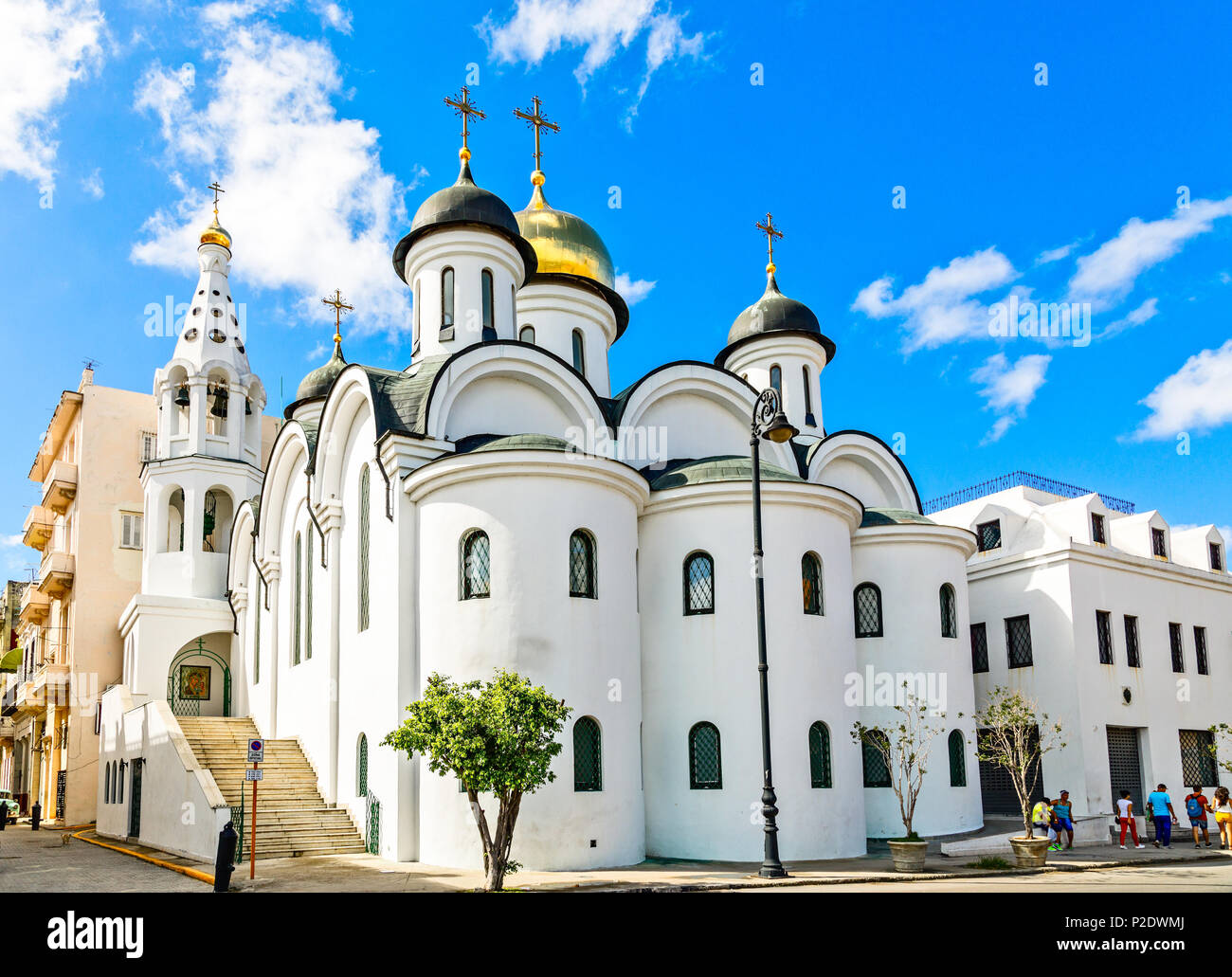 Russische ortodox weiße Kirche mit Glockenturm auf der Straße der Altstadt von Havanna, Kuba Stockfoto Russische ortodox weiße Kirche mit Glockenturm auf der Straße der Altstadt von Havanna, Kuba Stockfoto