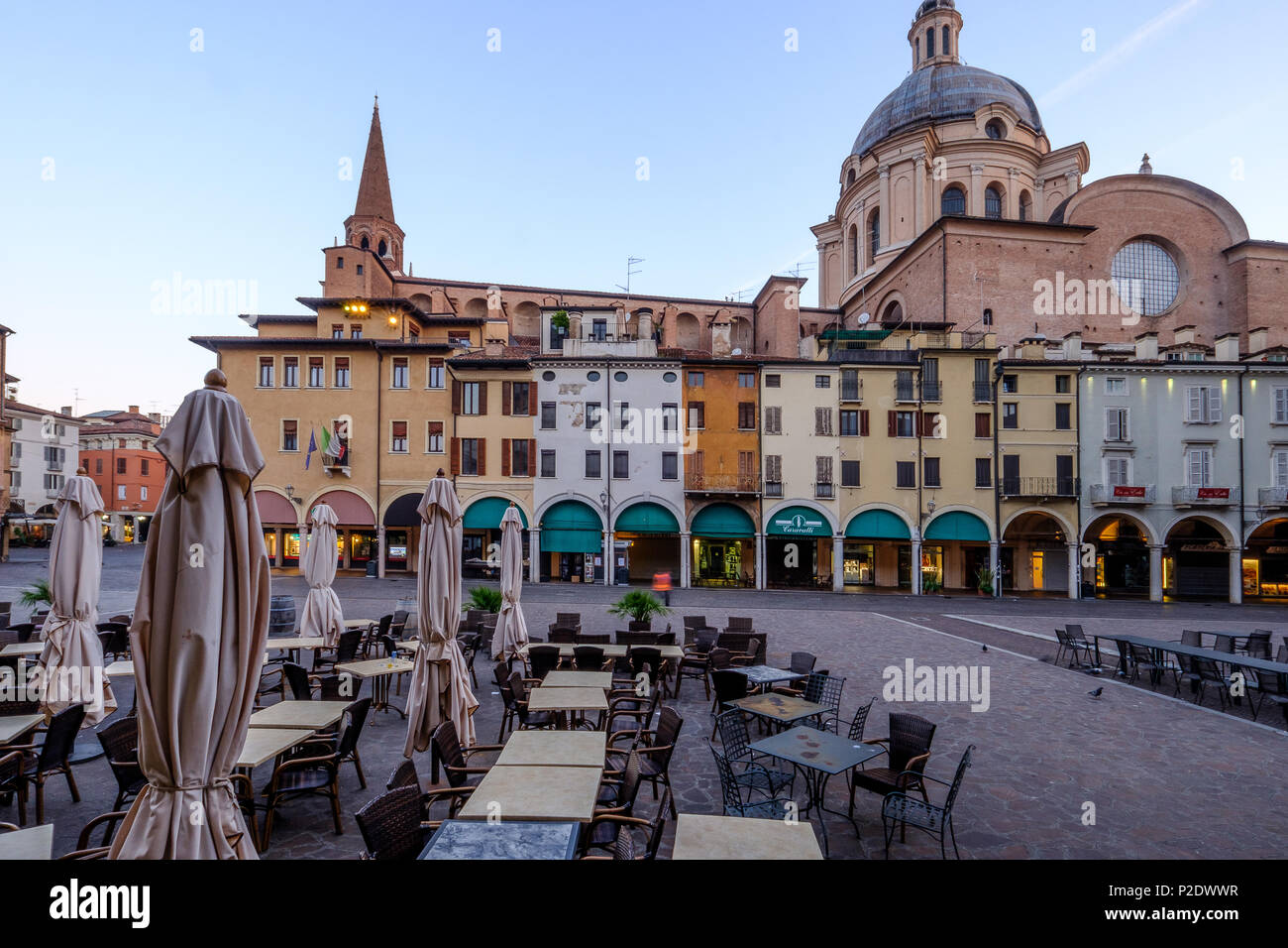 Coffee shop Outdoor leere Tabellen in Italienisch Altstadt. Piazza Erbe, Mantua, Italien. Juni 10, 2018. Stockfoto