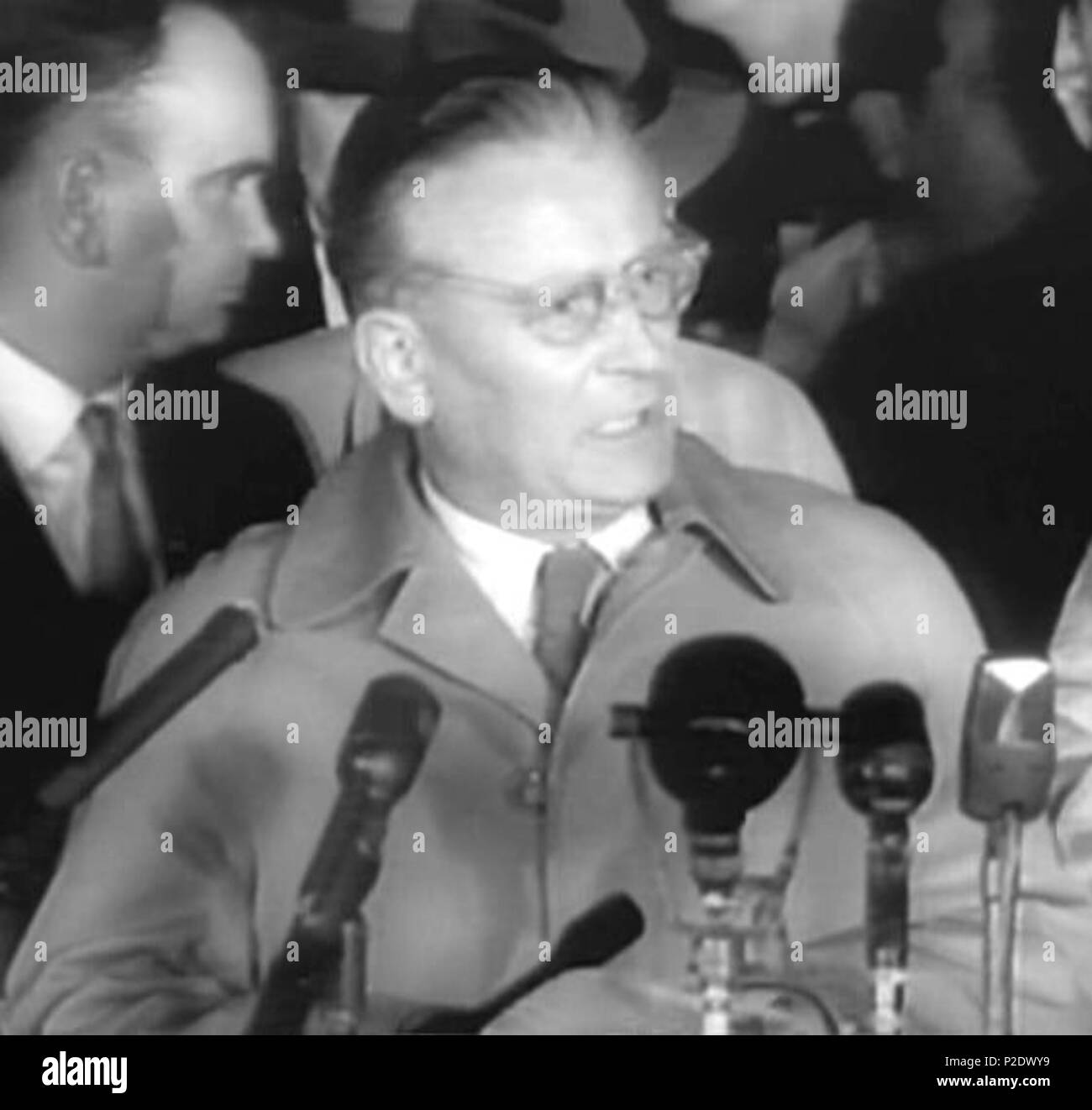 . ? Eskoslovenský prezident Antonín Novotný b? Saum návšt? vy Neue Yorku (Datum: 19. zá?í 1960) pronáší projev na letišti. Herr K. und Castro. Nach oben Reds und Verbündeten erhalten Chill Gruß, 1960/09/19 (1960) Kubas Fidel Castro kommt an Idyllwild in NY für UN-Tagung, die Wachen umgeben, spricht am Flughafen in Englisch; Novotny von Tschechischen und Gomulka von Polen, spricht in Polnisch, Chruschtschow auf dem Boot am East River, Pier 73 angekommen. 19. September 1960. Universal Studios 4 Antonin Novotny v Neue Yorku - 1960 B Stockfoto