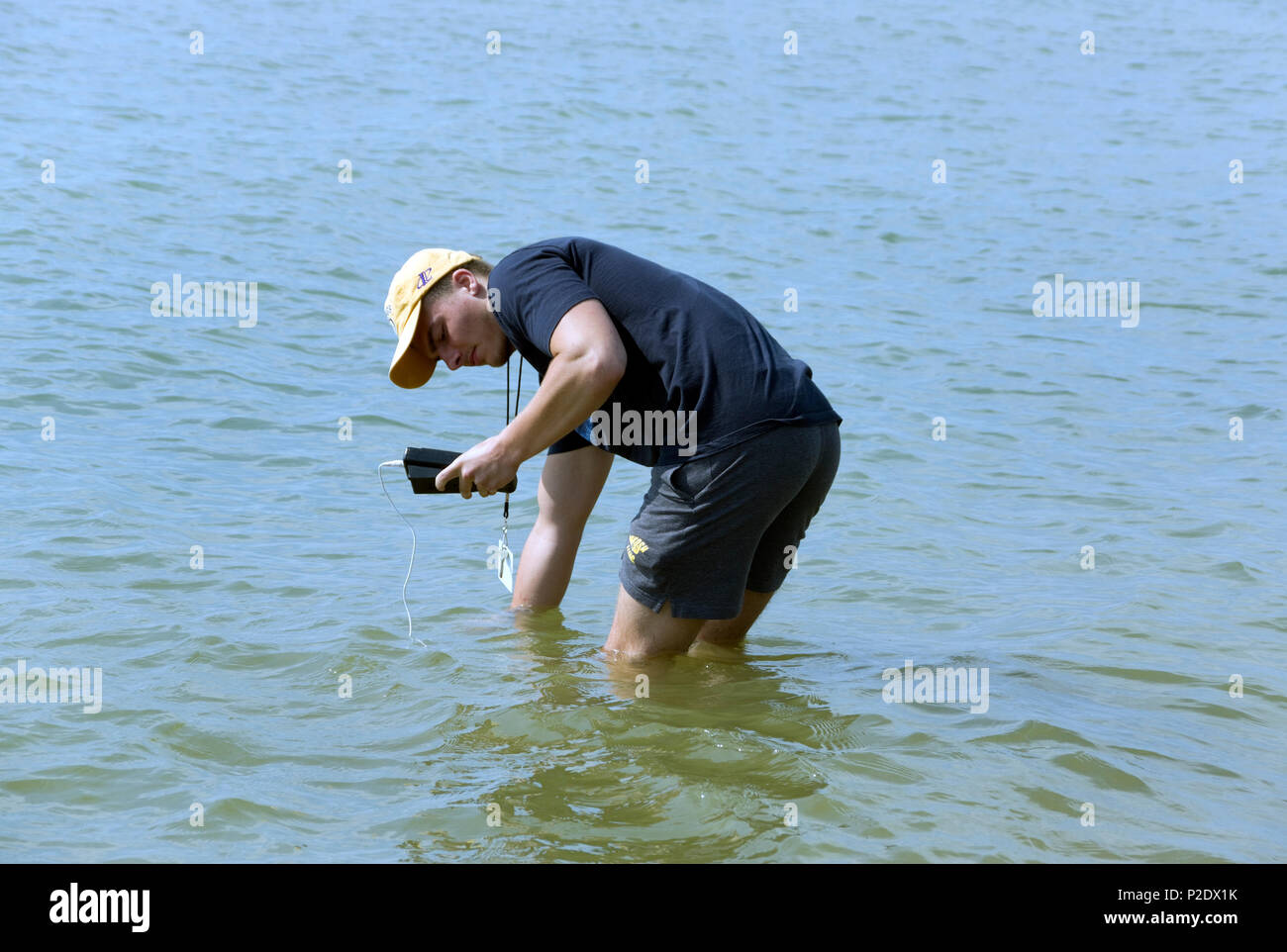 Mann testen Wassertemperatur, Qualität am Lake Michigan Strand für Wisconsin Abteilung der natürlichen Ressourcen, der lokalen Gesundheitsbehörden zwei Flüsse, WI Stockfoto