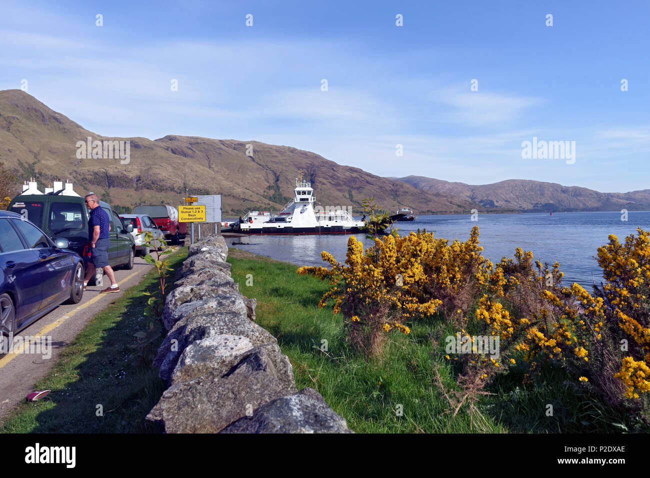 Fähre Warteschlange bei Ardgour ist Teil der Corran Fähre Route nach Nether Lochaber Stockfoto