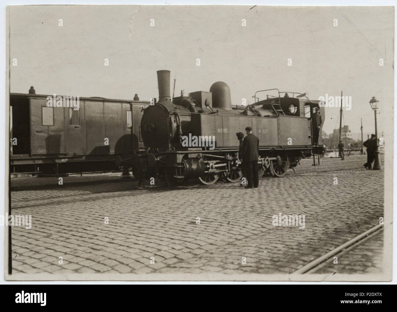 . Français: Loco à la Gare de Boulogne-Maritime durant La Grève des cheminots De 1920 Titel: Boulogne maritime Station während Eisenbahnerstreik Creator: Thompson, Paul Datum: Ca. 1920 Ort: Boulogne, Frankreich Teil: David Goodyear Sammlung ausländischer railroad Fotos Beschreibung: Das 0-8-0 tank Motor in diesem Foto gezeigt, begann als 0-8-0 Ausschreibung Motor 1872. Hier Motor Nr. 4.327 sitzt kalt in Boulogne Maritime Station während einer Bahn Streik im Jahre 1920. Quelle: Collyns, Adrian H. nördlichen Dampf Vapeurs du Nord. DeGolyer Bibliothek, Southern Methodist University, 2003. Physische Stockfoto