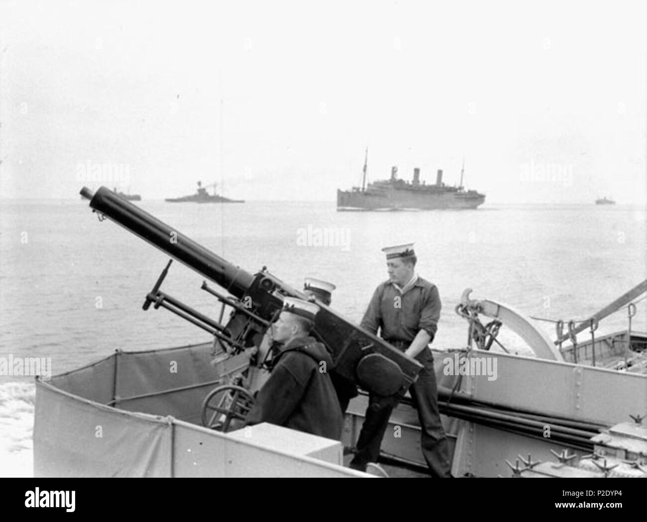 . Nicht identifizierte ratings Manning eine Zwei-pounder anti-aircraft Gun an Bord H.M.C.S. ASSINIBOINE, die Begleitung einer Truppe Konvoi auf dem Weg von Halifax nach Großbritannien, 10. Juli 1940. 10. Juli 1940. Fotograf: unbekannt. 44 QF 2-pounder HMCS Assiniboine eine 104057-v6 Stockfoto
