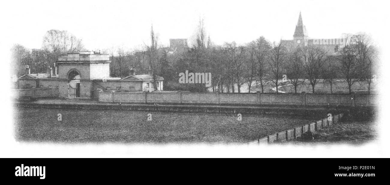 . Englisch: Dies zeigt das Haupttor weg zum London County Asyl an hanwell am Ende der viktorianischen Epoche um 1890. Erscheint am späten Nachmittag genommen worden zu sein, von einer Position auf der GWR Damm, etwa 600 m östlich des Eisernen Brücke auf der Uxbridge Road (Kreuzung der A4020 und A4127), um die Ansicht auf der Suche liegt im Süden nach Süden Richtung Osten. Ca. Grid ref TQ 145802 das Bild beschnitten wurde und verbessert. Es war von einer post-Karte (Chester Vaughan Serie) mit einem Poststempel versehen 9:00 16. Mai 1904. Diese Karten sind sehr populär in England um diese Zeit. Wenn gebucht Stockfoto