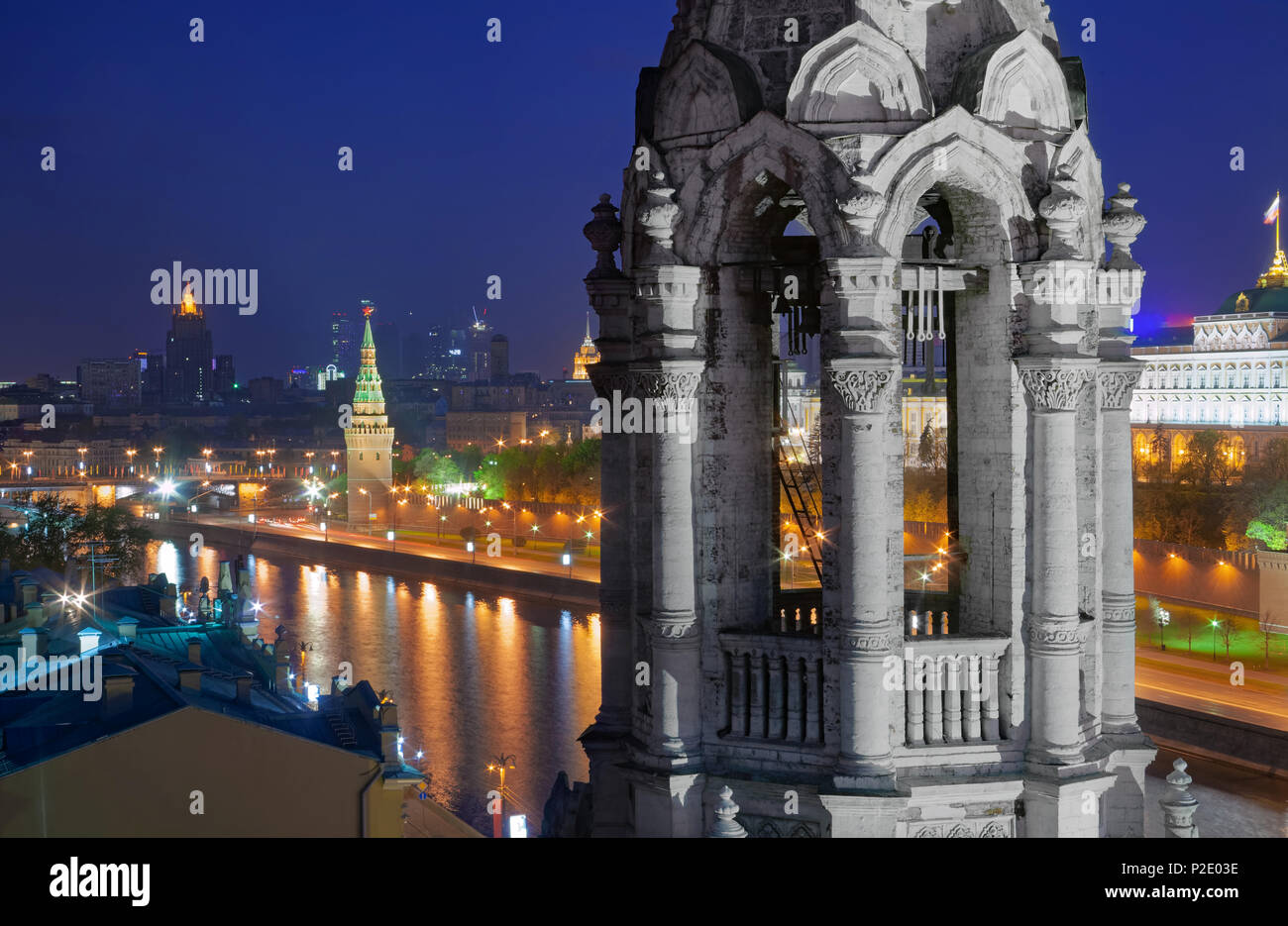 Blick auf das 19. Jahrhundert Glockenturm im Russian-Byzantine Stil vor dem Hintergrund des Moskauer Kreml und den Fluss Moskwa bei Dämmerung Stockfoto