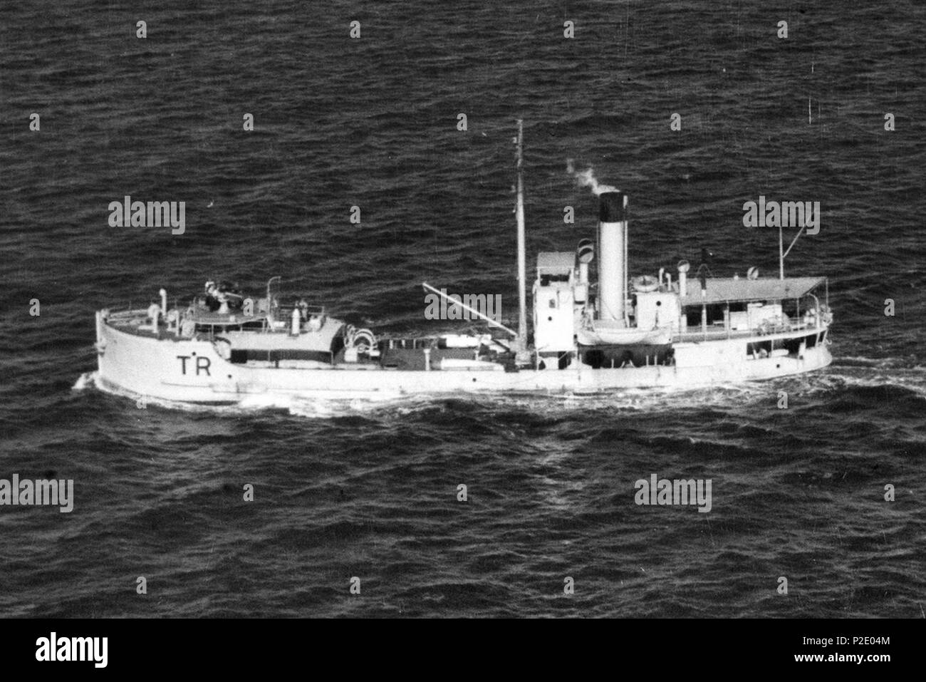 . Antenne ANSCHLUSS SEITENANSICHT DER MINENSUCHER HMAS TERKA nach der Konvertierung für NAVAL SERVICE. Ein 12 PFÜNDER KANONE WURDE MONTIERT, und Ihr FOCKMAST entfernt. Ihre Identifikation Buchstaben (TR) SIND AUF IHREM Bogen gestrichen. 30. April 1941. Nr. 23 Squadron RAAF 25 HMAS Terka 1941 AWM 301501 Stockfoto