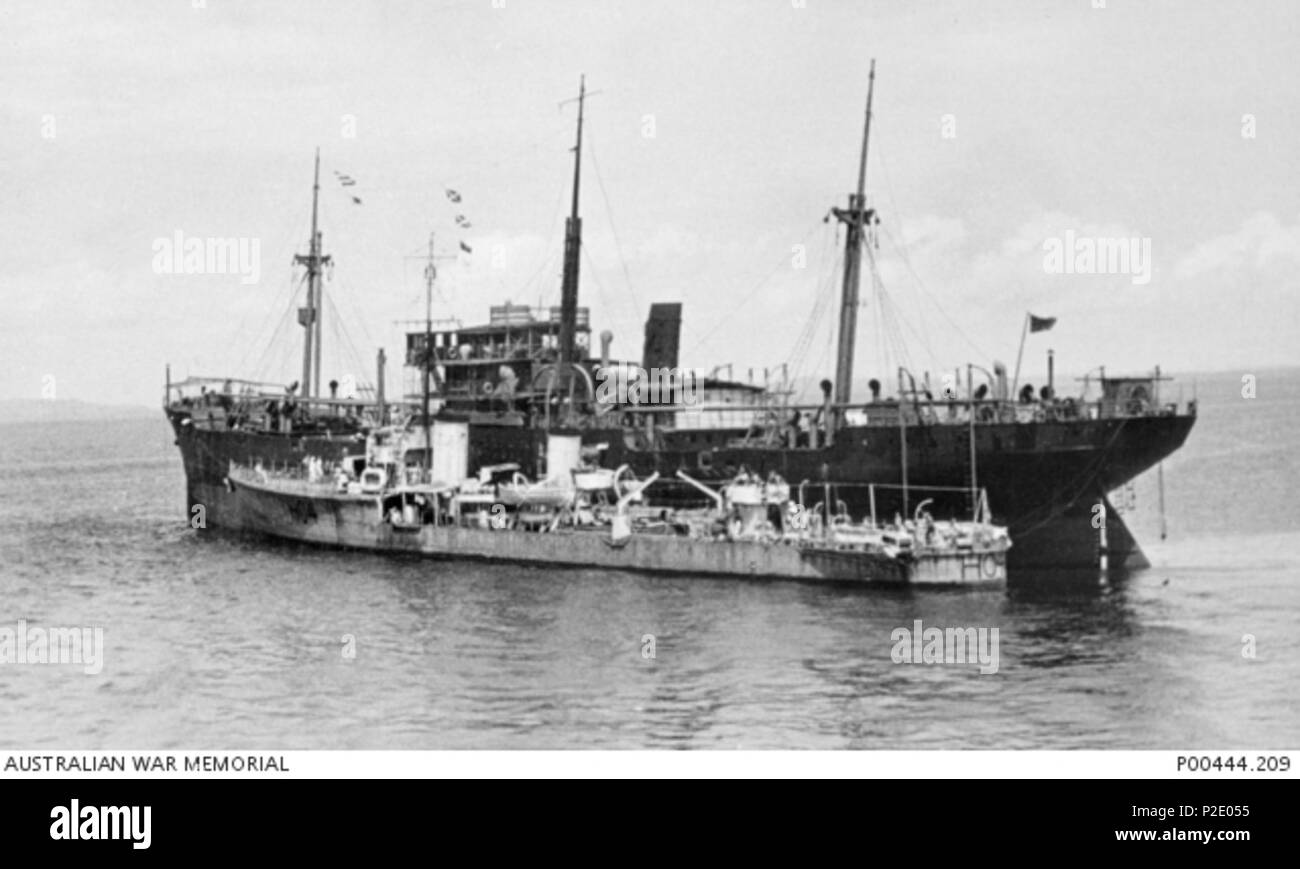 . Englisch: Die britische S-Klasse Zerstörer (1917) HMS Tenedos (H.04) neben den beschädigten Handelsschiffen Norah Mollar, Banka Strait, Niederländisch Ostindien, 3. Februar 1942. Von HMAS Hobart genommen. Vom 3. Februar 1942. Der Royal Australian Navy 25 HMS TENEDOS (H04) Neben SS NORAH MOLLAR 3 Feb 1942 Stockfoto