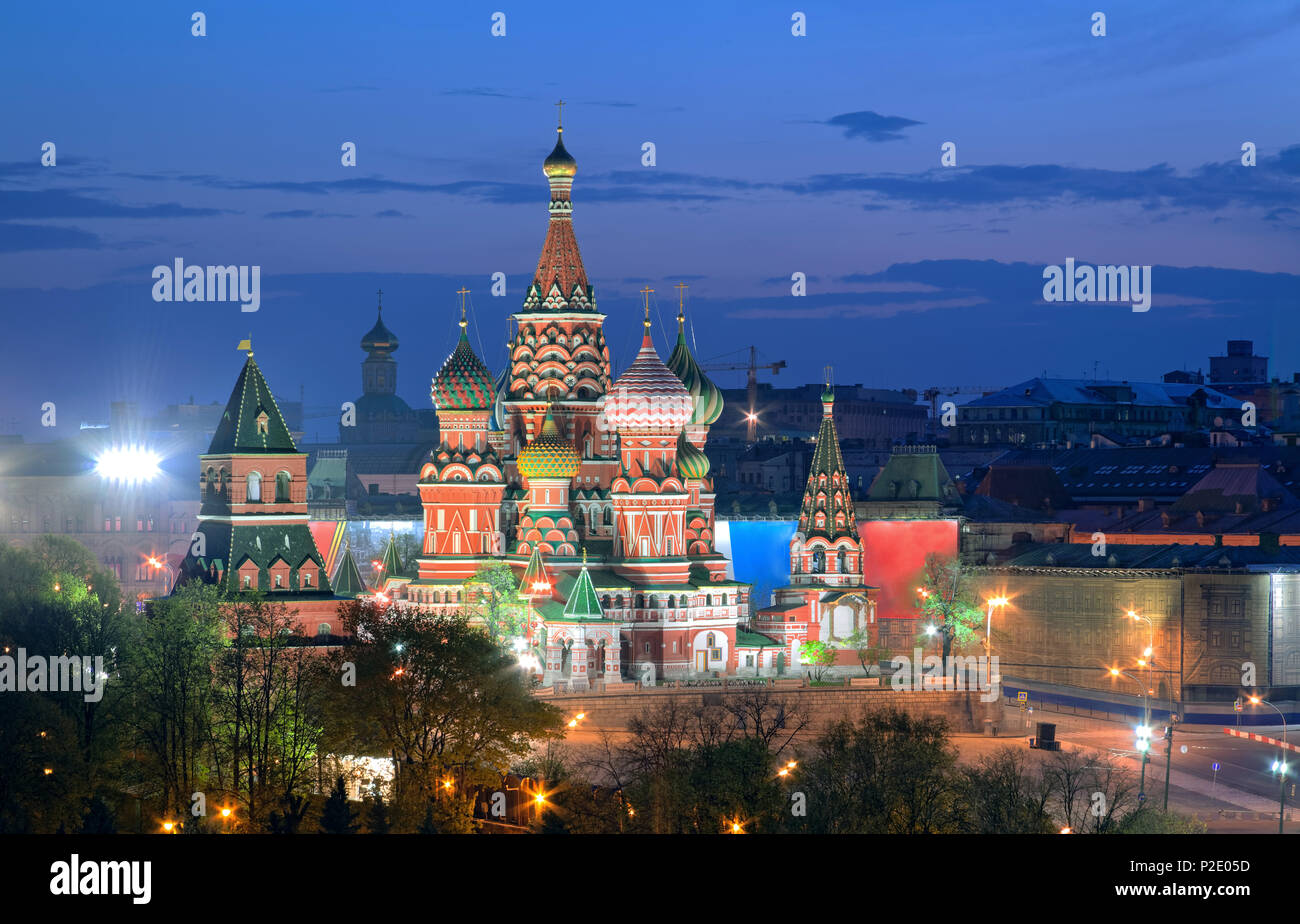 Blick in der Dämmerung auf dem Denkmal der russischen Architektur und ein UNESCO-Weltkulturerbe - Kathedrale von Vasily dem Allerheiligsten auf dem Roten Platz in Moskau, Russi Stockfoto