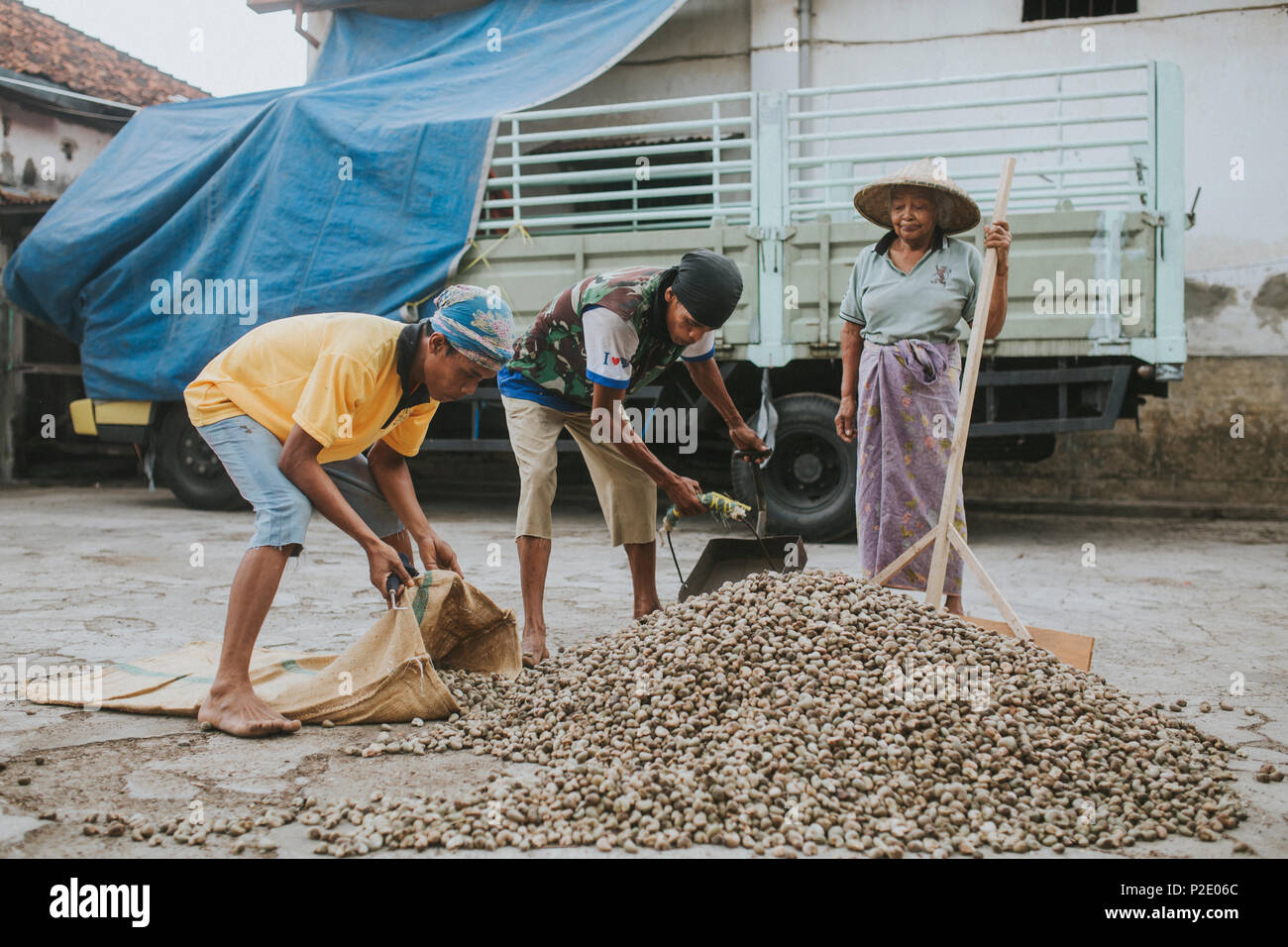 MATARAM, Indonesien - 21. AUGUST 2017: Leute an einem Cashew-nuss Lager arbeiten. Stockfoto