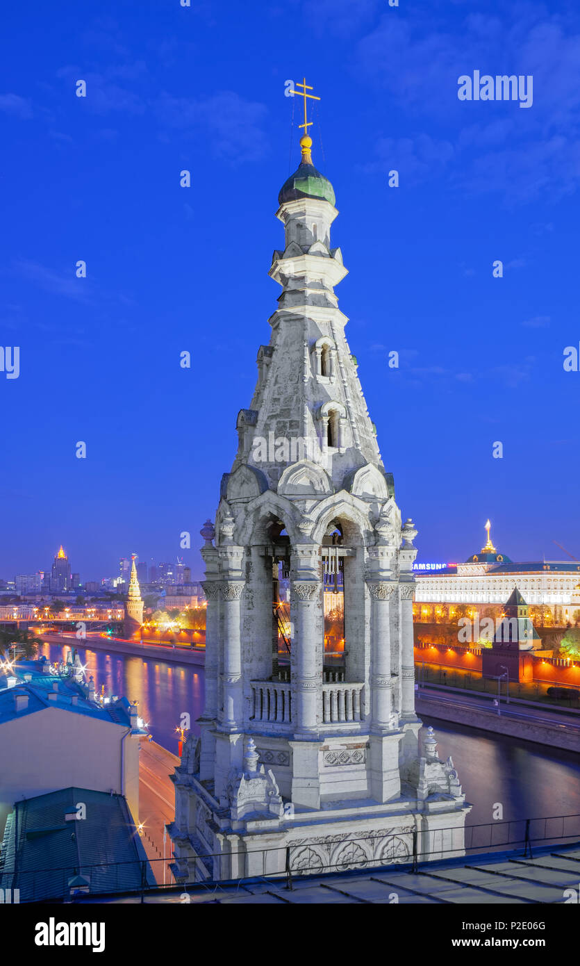 Blick auf das 19. Jahrhundert Glockenturm im Russian-Byzantine Stil vor dem Hintergrund des Moskauer Kreml und den Fluss Moskwa bei Dämmerung Stockfoto