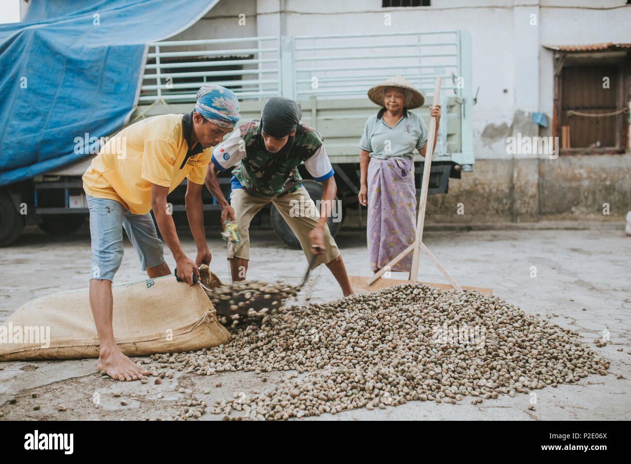 MATARAM, Indonesien - 21. AUGUST 2017: Leute an einem Cashew-nuss Lager arbeiten. Stockfoto