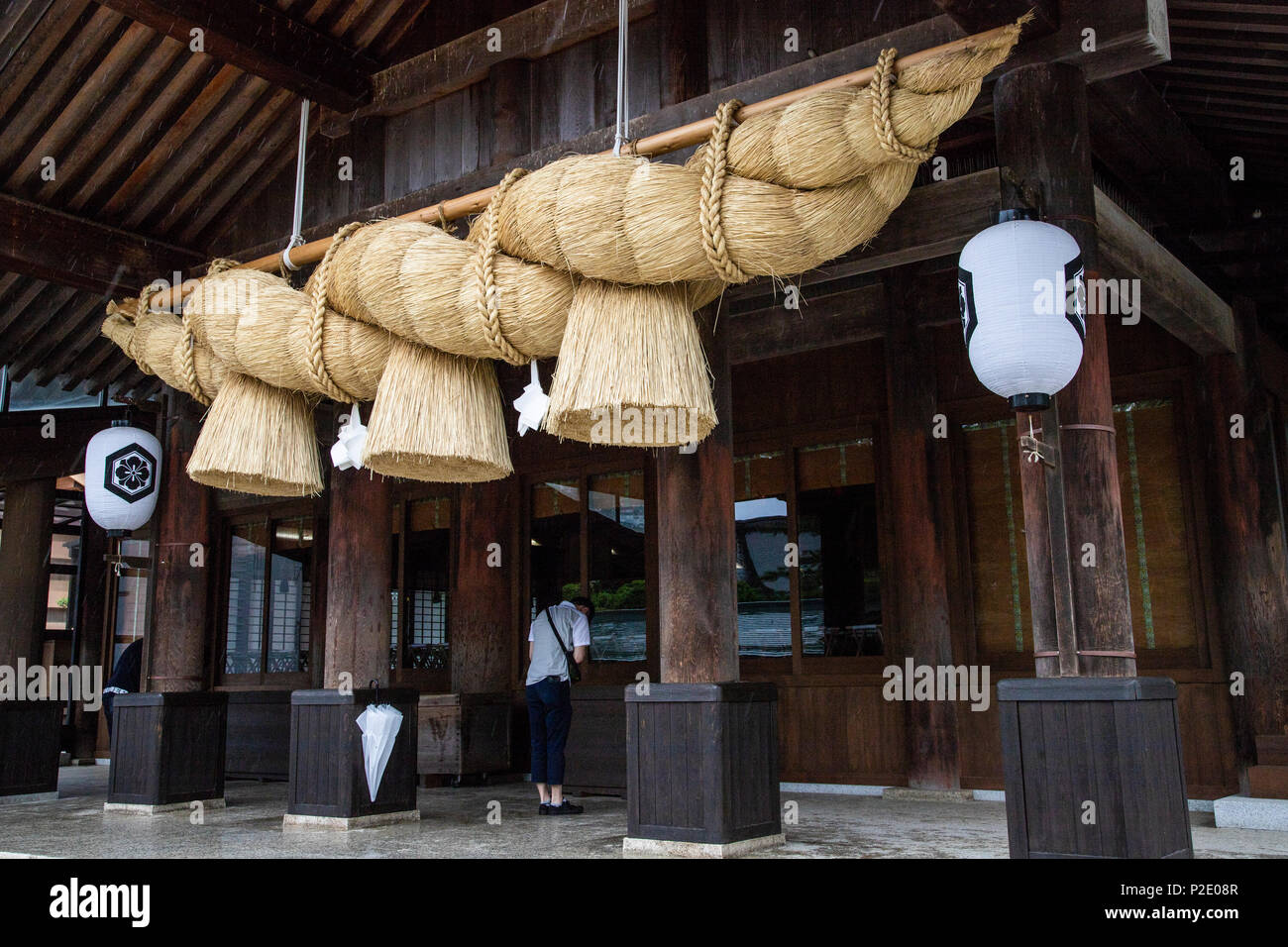 Izumo Taisha Shrine Shimenawa - einer der wichtigsten Shinto Schreine in Japan. Es gibt keine Datensätze, von wann genau Izumo Taisha wurde gebaut, aber es ist Stockfoto