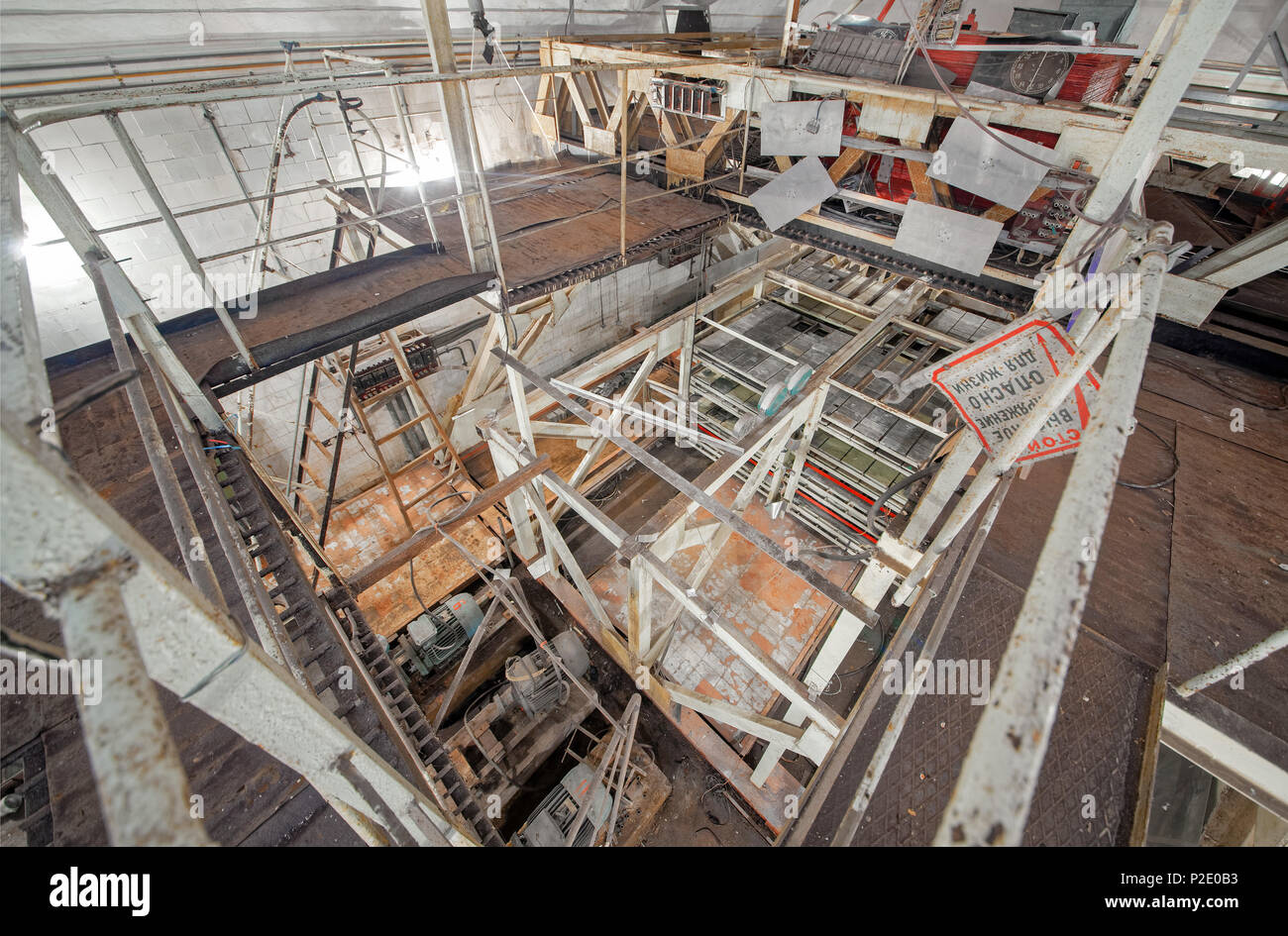 Top-down-Sicht auf die gebrochene Ionisation Kalorimeter in einem VERLASSENEN U-Labor für die Untersuchung der kosmischen Strahlung. Nicht die Installation von der 6 Stockfoto