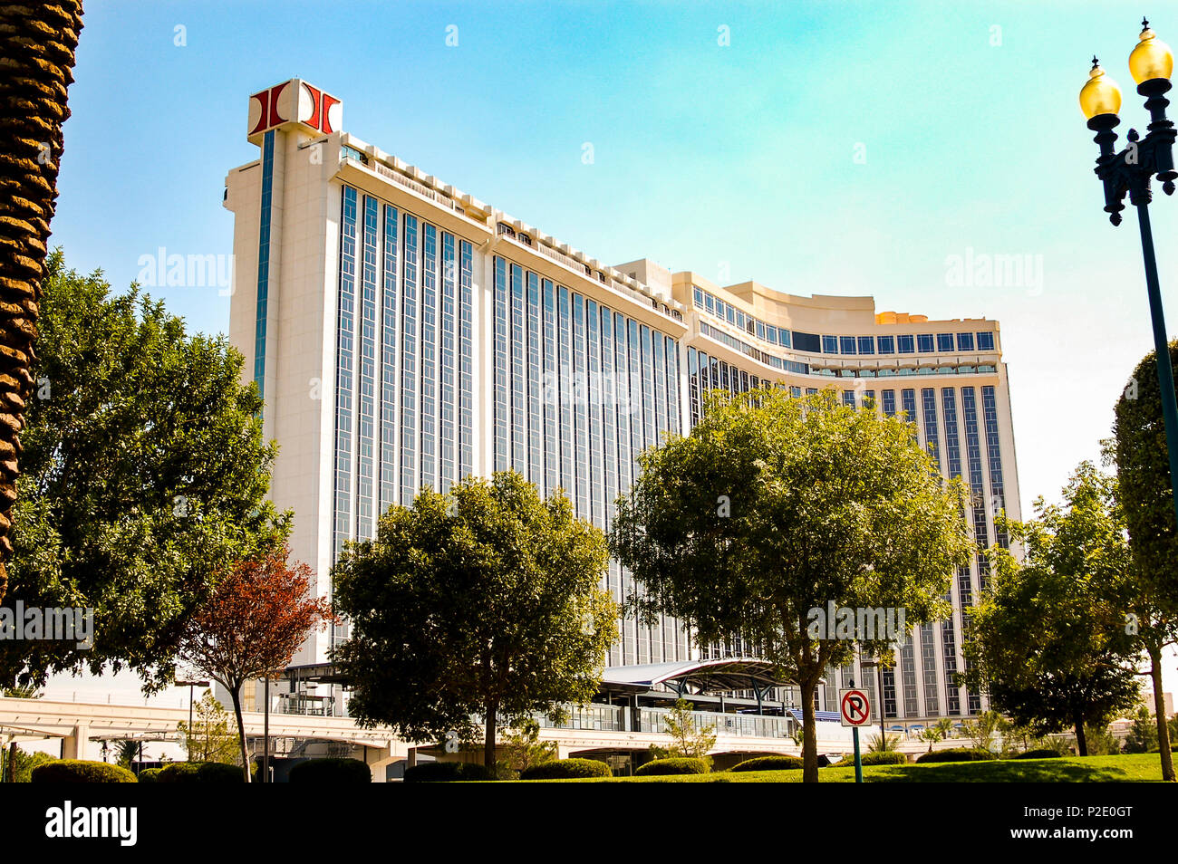 Las Vegas Hilton Hotel, dargestellt mit einem blassblauen Himmel und umgeben von Bäumen und einem reich verzierten street light eingerahmt. Früher Las Vegas International Hotel. Dies war die Heimat einer großen Anzahl von Elvis zeigt während der meisten Zeit in den 1970er Jahren. Stockfoto