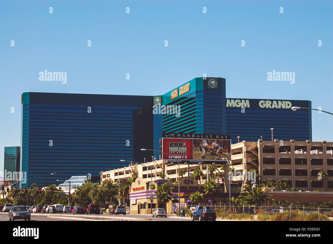 Rückseite des MGM Grand Hotel, Las Vegas, mit mehrstöckigen Parkplatz, gegen ein strahlend blauer Himmel. Im Vordergrund ist eine Werbung für das Mandalay Bay. Hotel East Tropicana Avenue fotografiert. Stockfoto