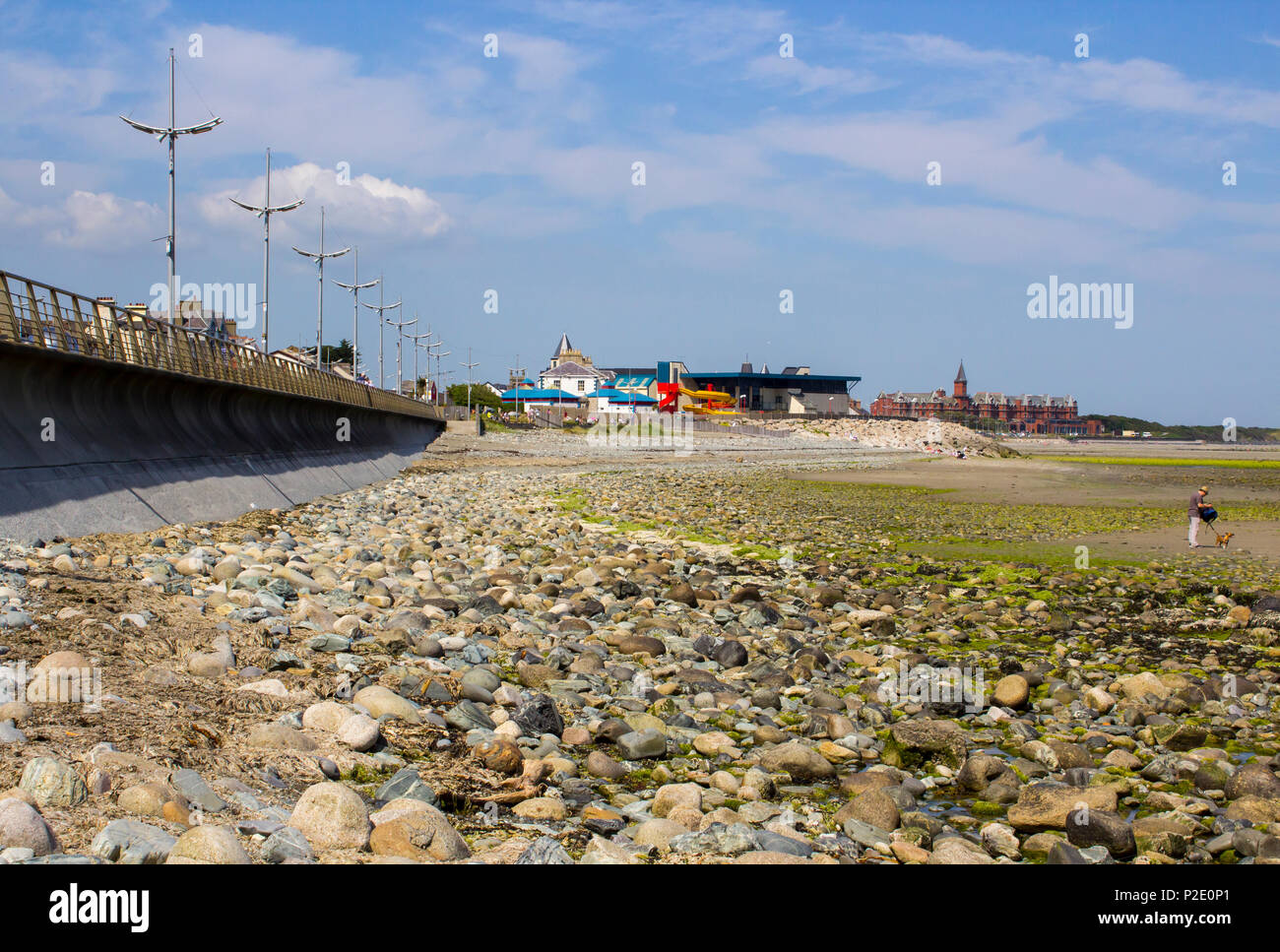 7 Juni 2018 Der Kiesstrand unterhalb der neuen Promenade Wellenbrecher in Newcastle im County Down in Nordirland an einem heißen Sommertag. Stockfoto