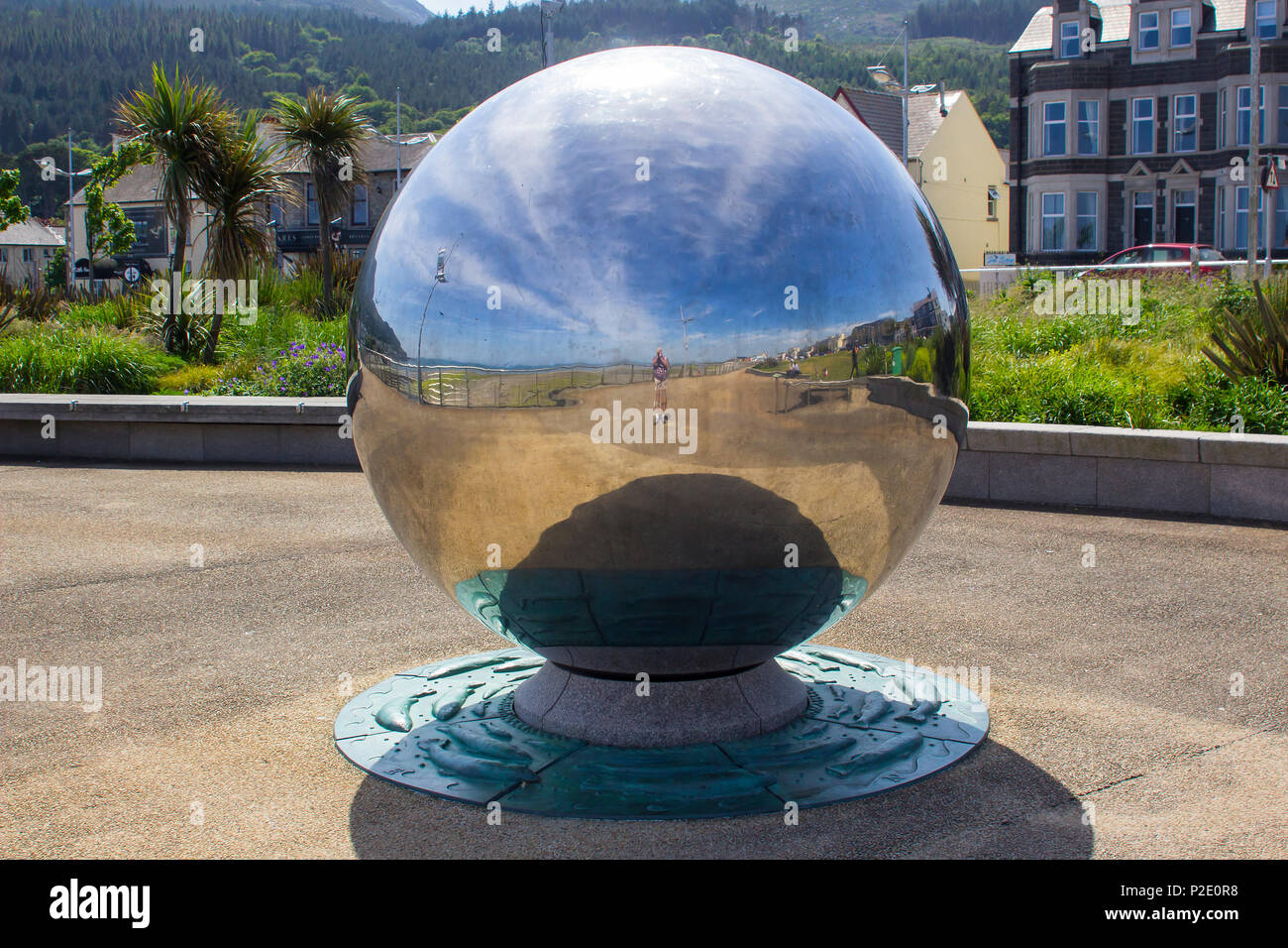 Kugel Aus Metall Stürzt Vom Himmel www.alamy.de