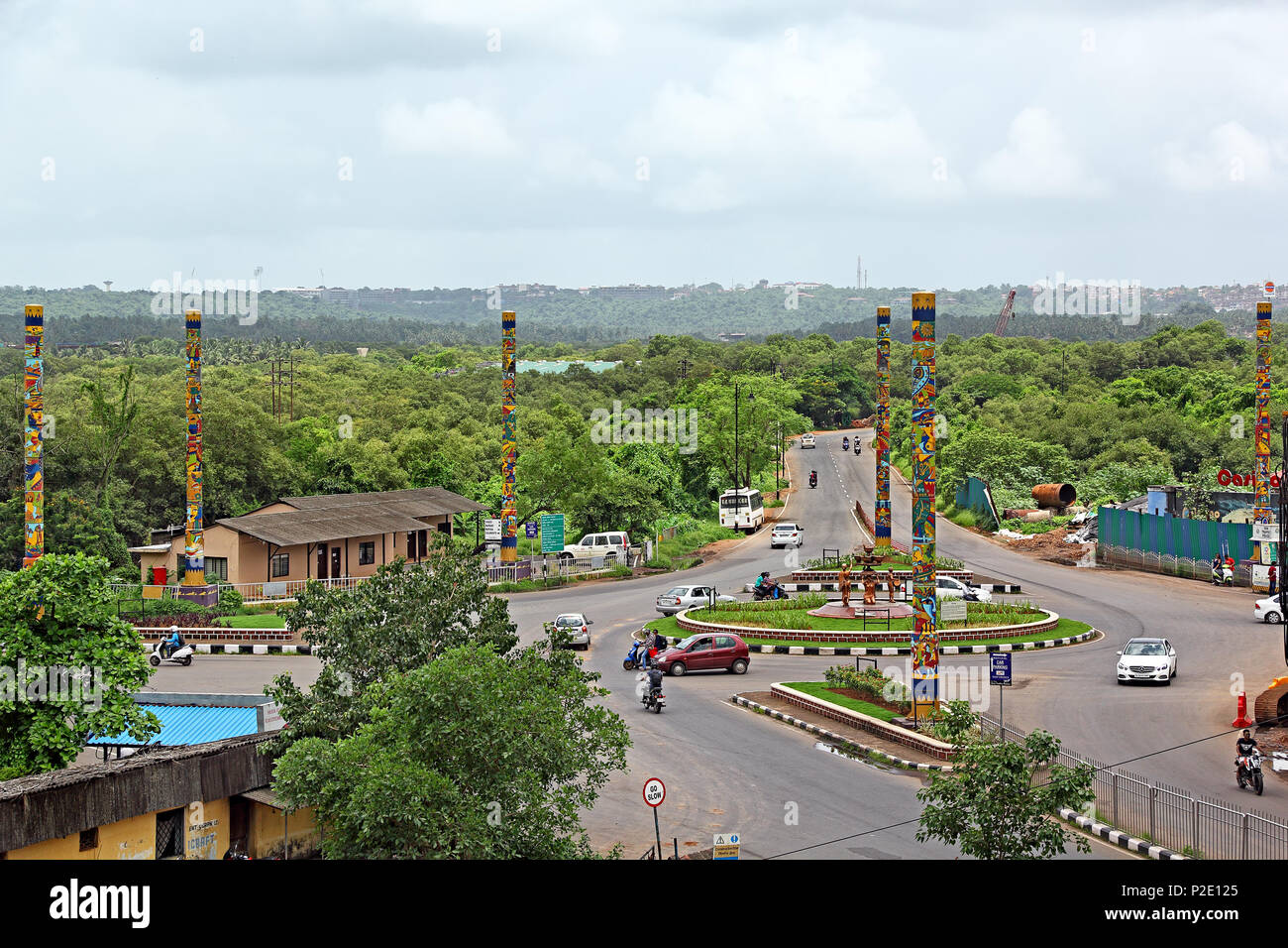Panjim, Goa, Indien - 30. Juli 2017: Divja Kreisverkehr, Gateway, die Stadt Panjim, verfügt über neun Breda Säulen und Skulpturen, Divja in Panjim. Stockfoto