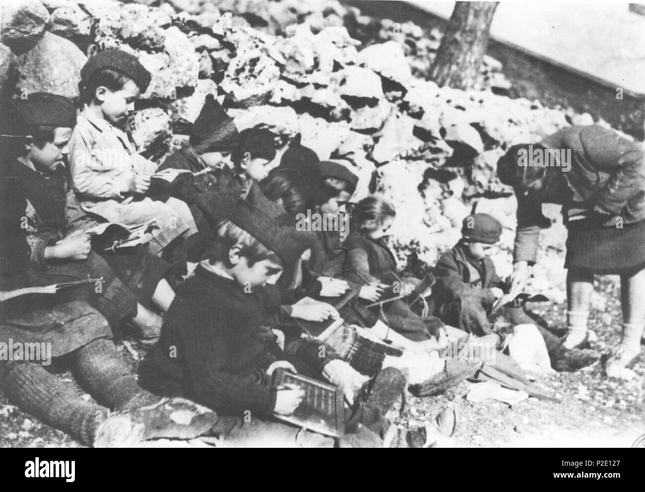 . Srpskohrvatski /??????????????: Partizanska škola u Istri 1944. 1944. Unbekannt 40 Partisanen Schule in Istrien 1944 Stockfoto