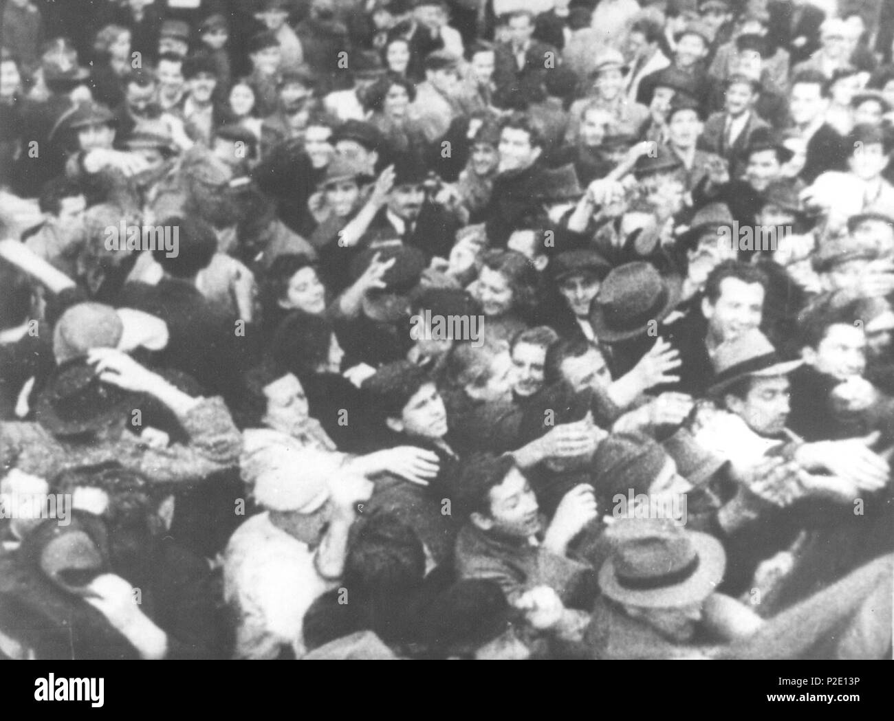 . Srpskohrvatski /??????????????:????? ???????? ??????????? ???????? 20. ??????? 1944. 1944. Unbekannt 41 Menschen feiert die Befreiung von Belgrad Stockfoto