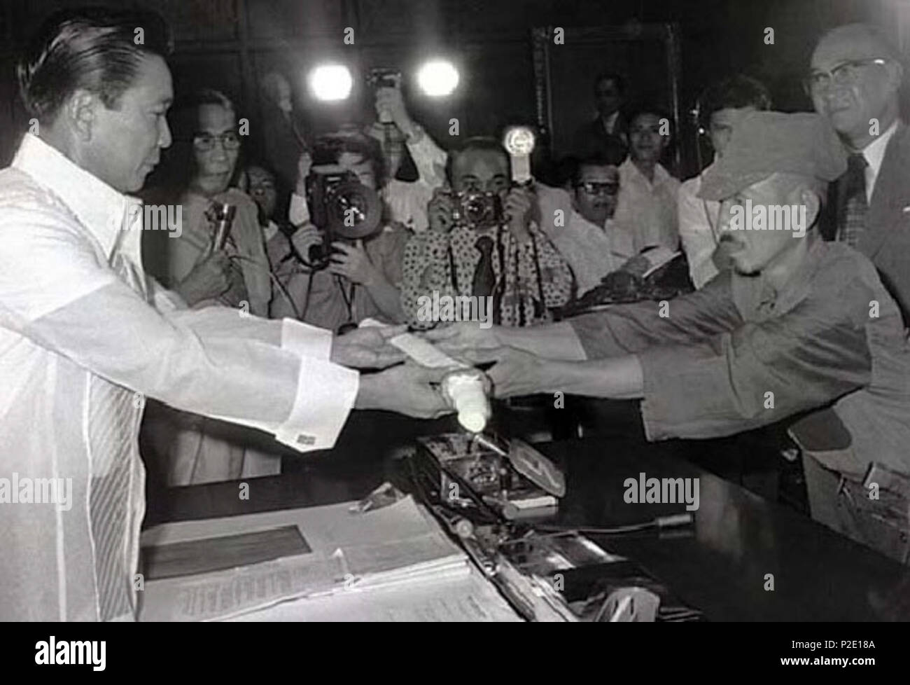 . Englisch: japanische imperiale Armee Soldat Hiroo Onoda (R) mit seinem Schwert zu philippinischen Präsidenten Ferdinand E. Marcos (L) am Tag der Kapitulation, 11. März 1974. 17. September 2015. Malacañang Palace 43 Präsident Marcos und Hiroo Onoda Stockfoto