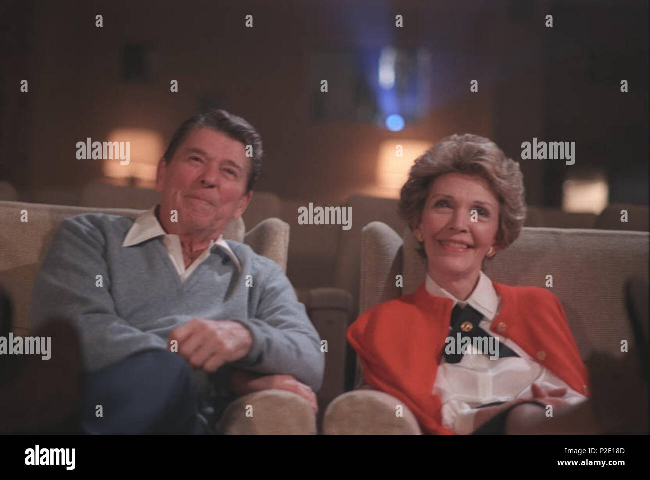. Englisch: Präsident Reagan und Nancy Reagan, einen Film im Weißen Haus Theater. 26. Februar 1986. Unbekannt 43 Präsident Reagan und Nancy Reagan, einen Film im Weißen Haus Theater Stockfoto