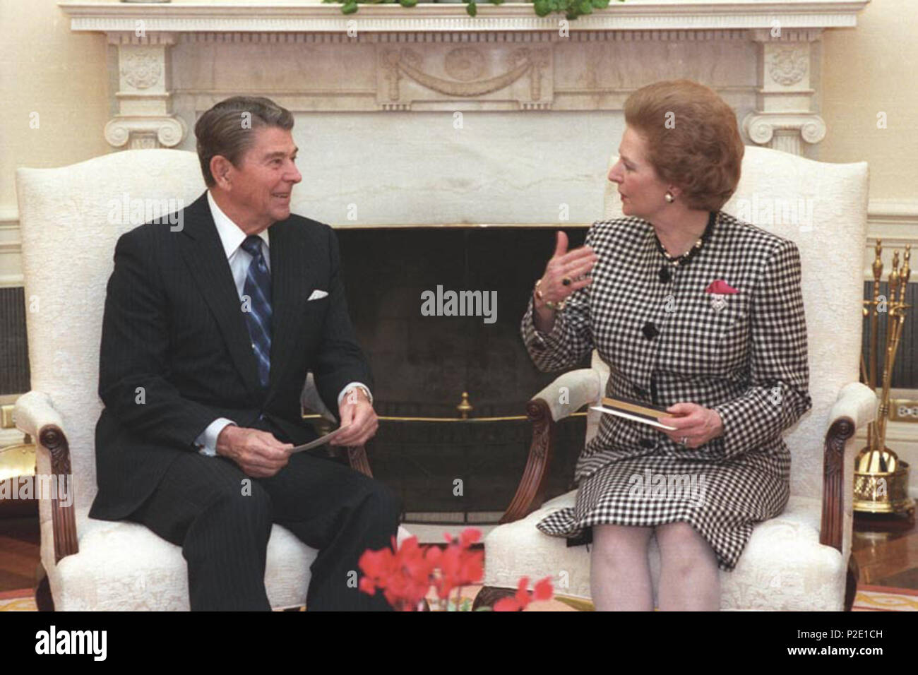 . Präsident Reagan Treffen mit Premierminister Margaret Thatcher des Vereinigten Königreichs im Oval Office. Am 16. November 1988 berücksichtigt. Weiße Haus Foto, mit freundlicher Genehmigung von Ronald Reagan Presidential Library 44 Reagan und Thatcher Stockfoto