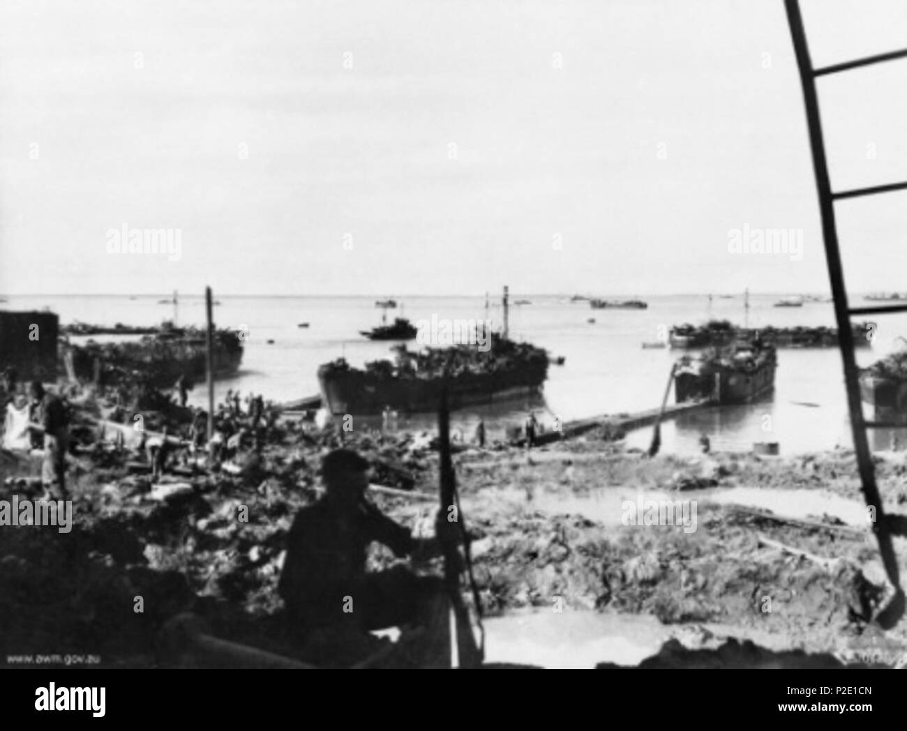 . Australian War Memorial (AWM) Katalognummer 042890 Tarakan, Borneo. 1945-05. Landing Ship, Tanks, landeten die Truppen der 9. Division AIF und Einheiten der RAAF in Tarakan. Zerstört Öltanks, bombardiert und beschossen, stehen im Vordergrund. Mai 1945. Australische militärische 44 Roten Strand Tarakan (042890) Stockfoto